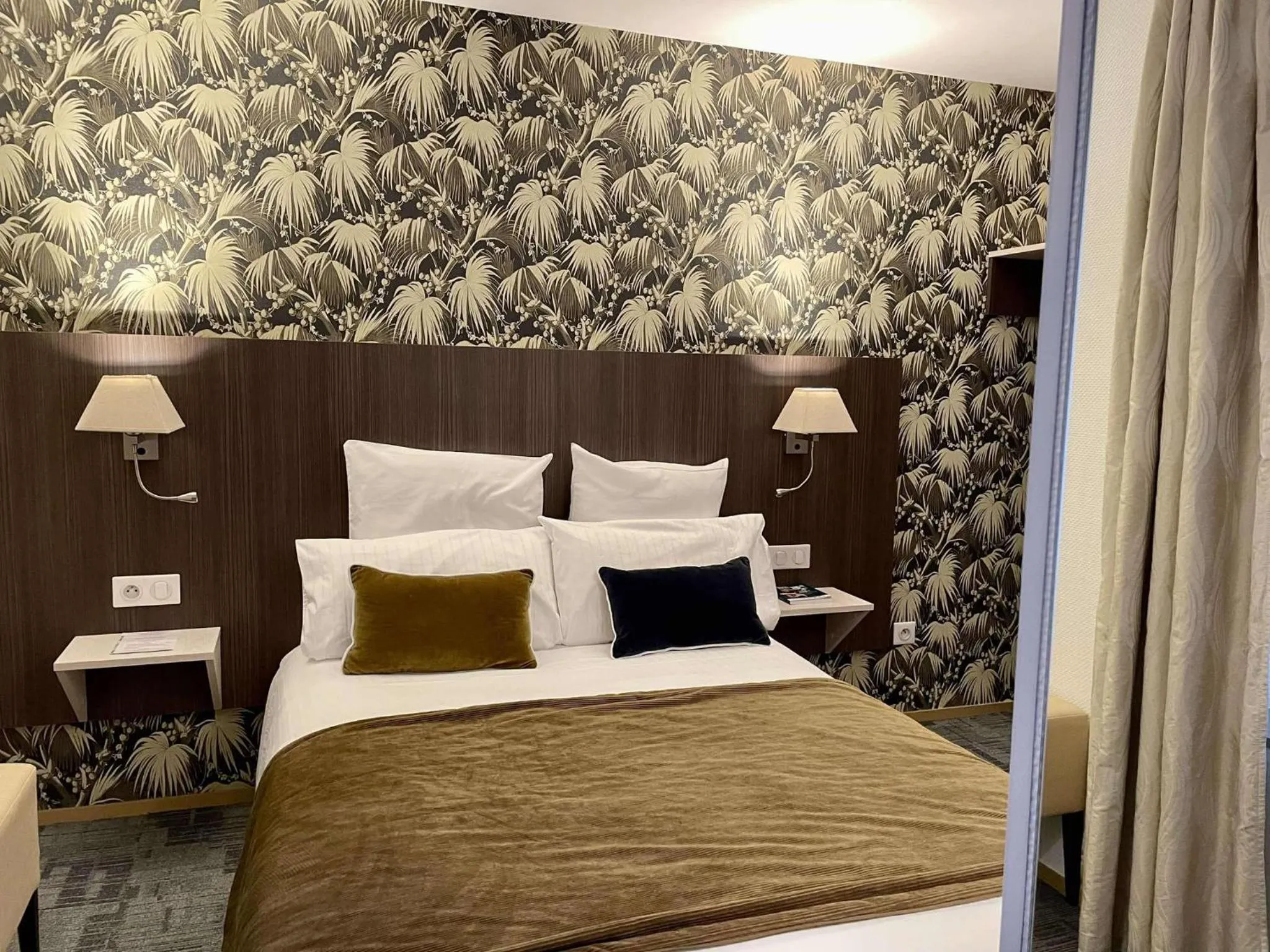 Bed in Cit'Hotel Hôtel de France et d'Europe