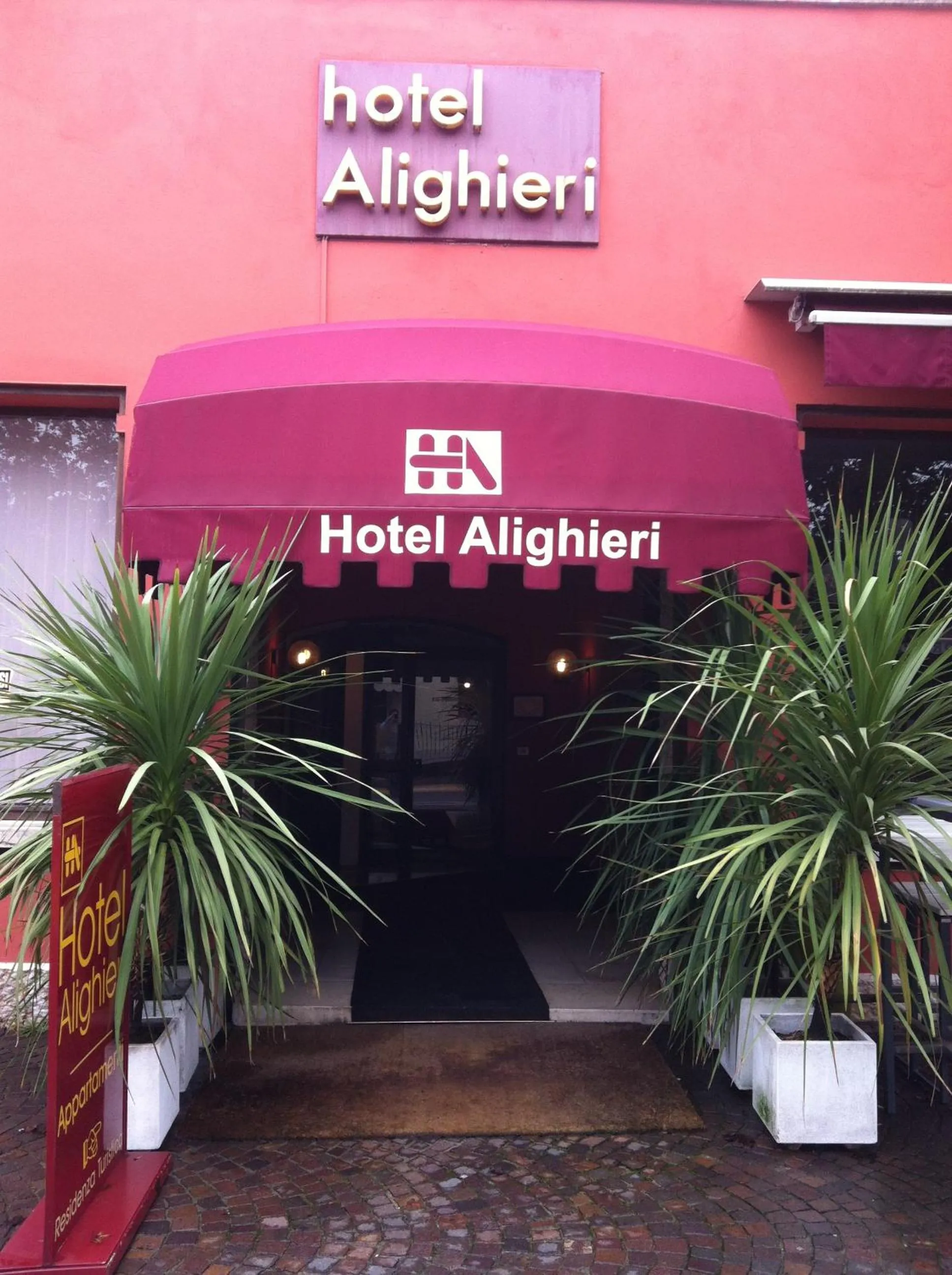 Facade/entrance in Hotel Residenza Alighieri