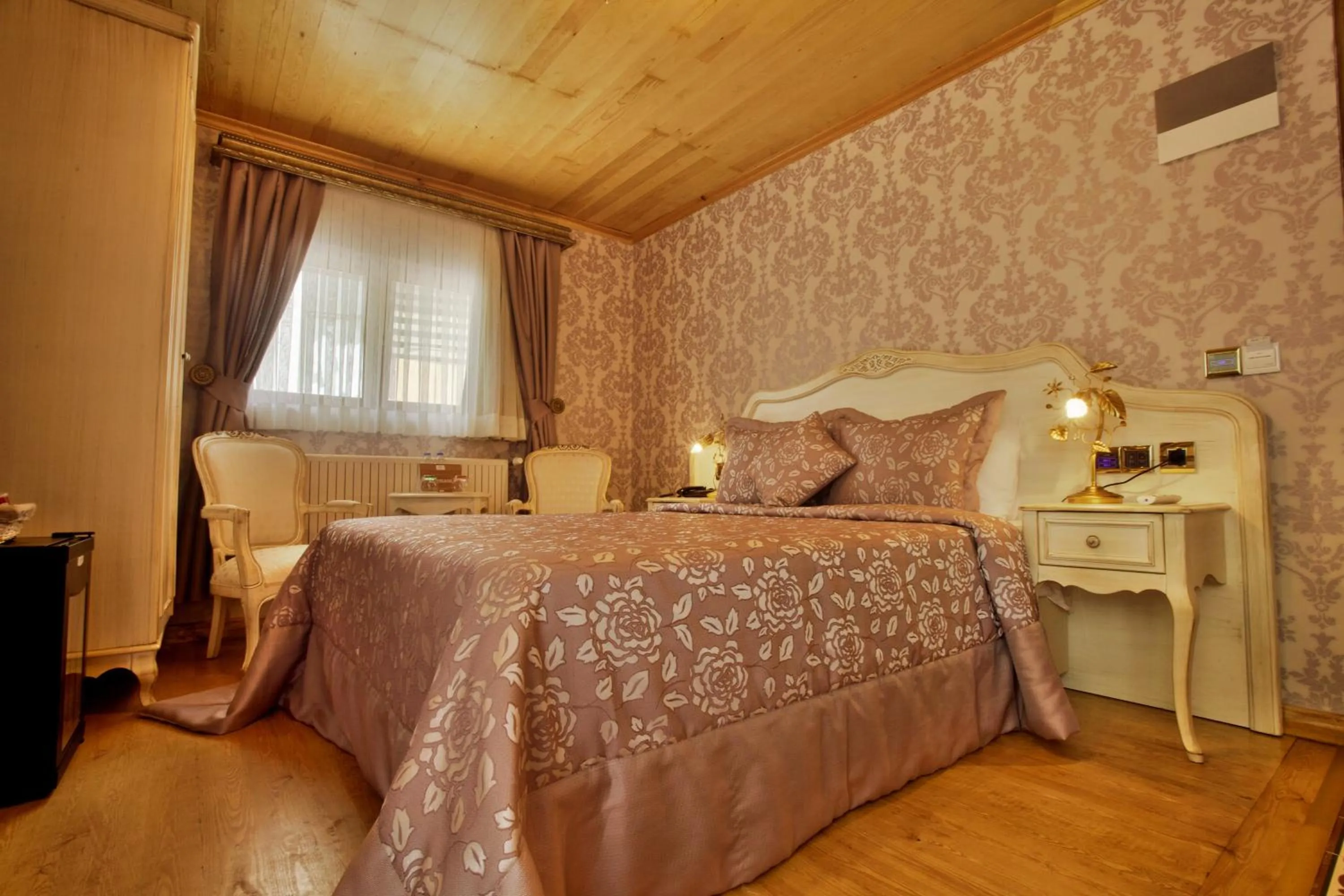 Photo of the whole room, Bed in Ada Palas Buyukada