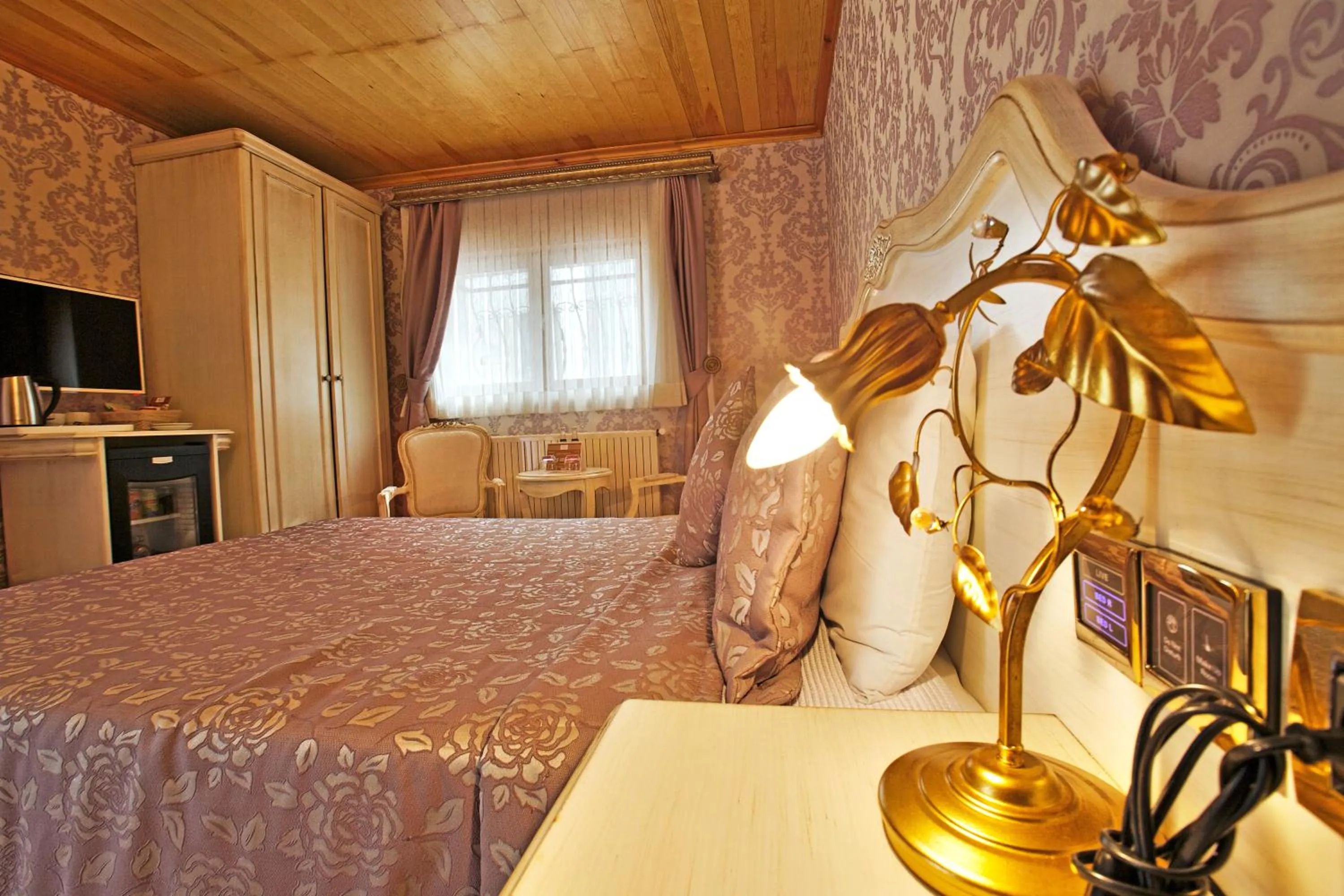 Photo of the whole room, Bed in Ada Palas Buyukada