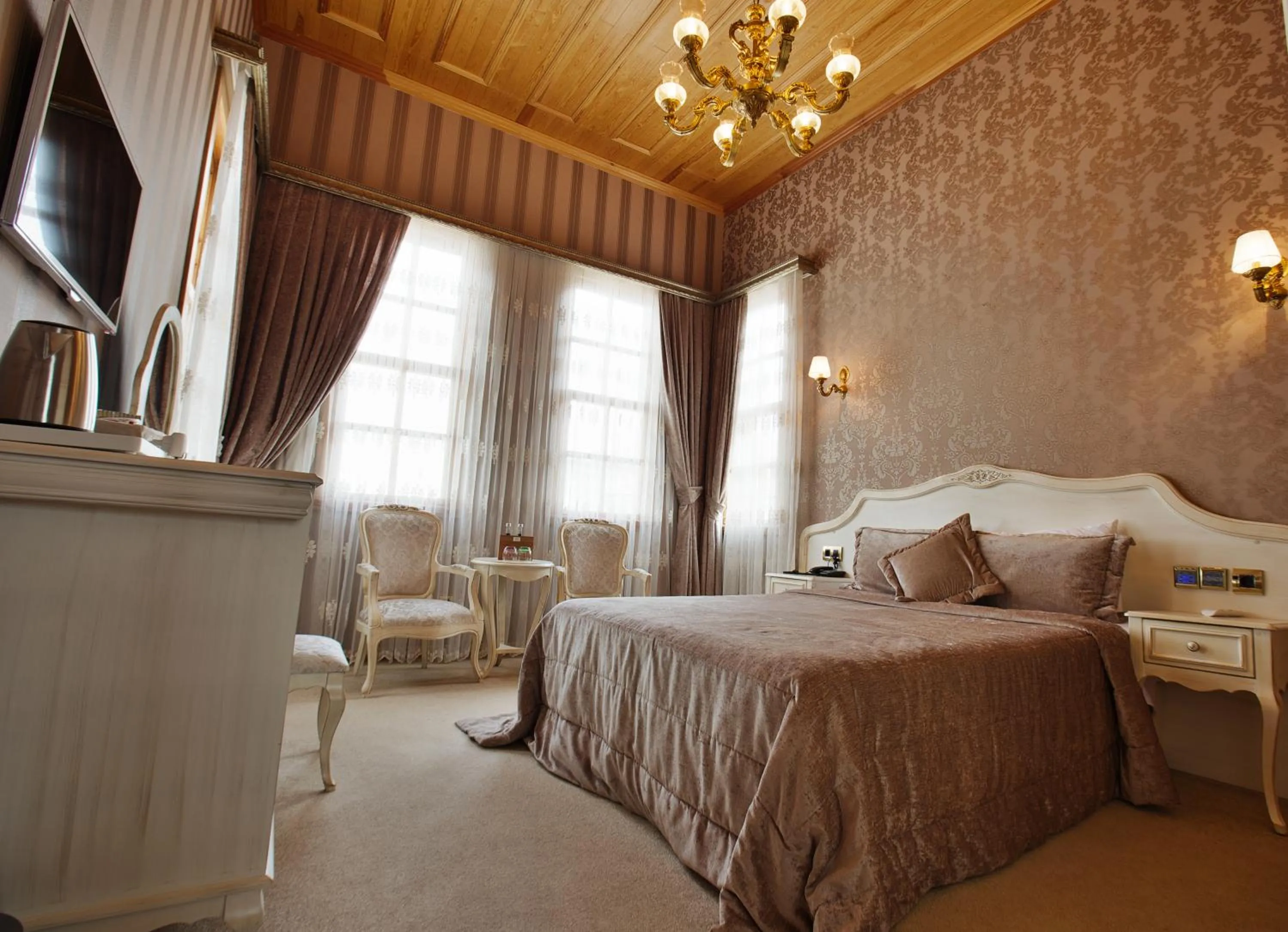 Photo of the whole room, Bed in Ada Palas Buyukada