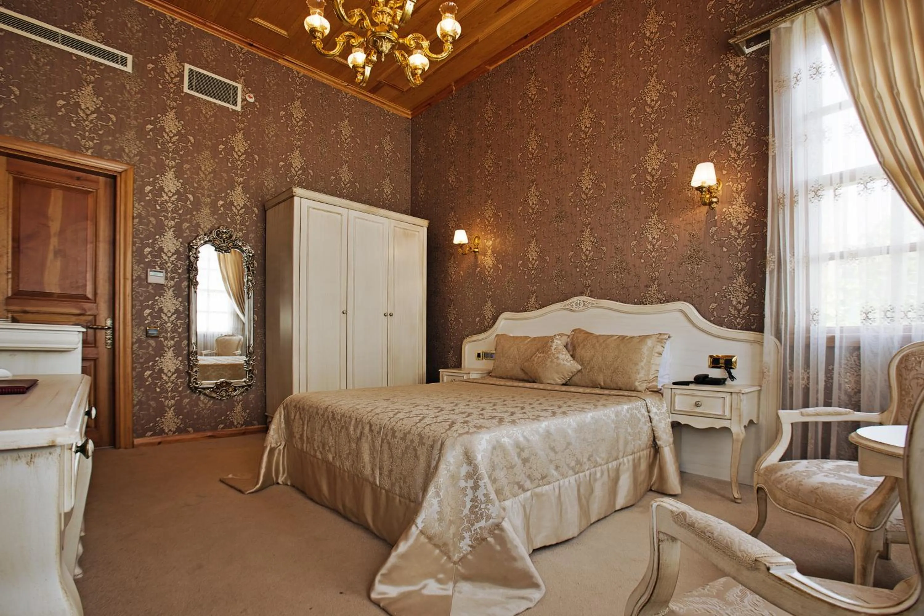 Photo of the whole room, Bed in Ada Palas Buyukada