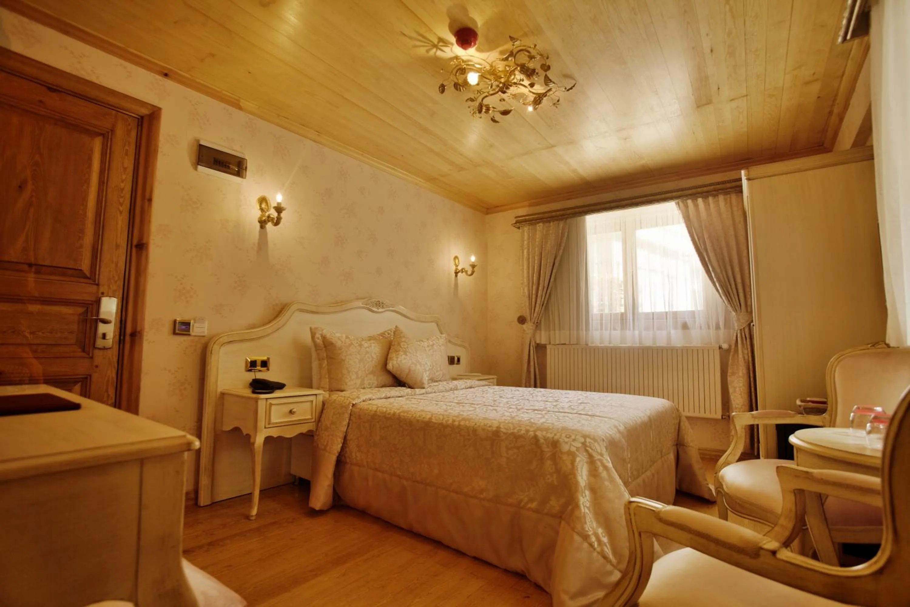 Photo of the whole room, Bed in Ada Palas Buyukada
