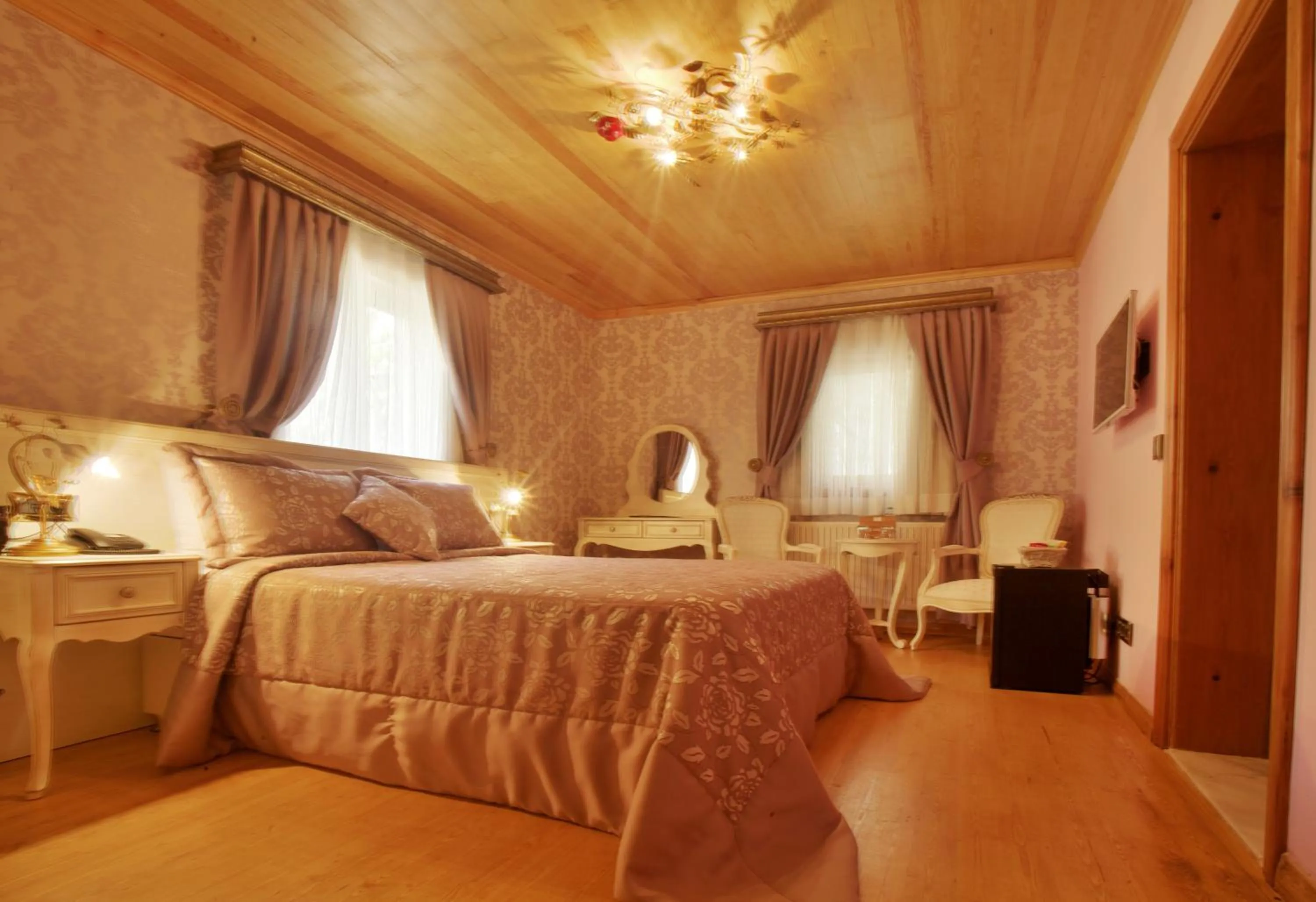 Photo of the whole room, Bed in Ada Palas Buyukada