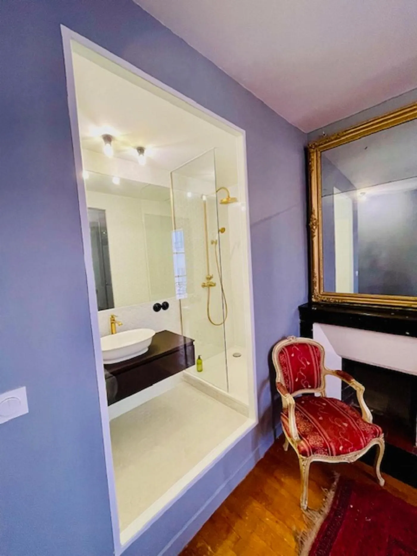 Bathroom, Bed in Le Pavillon Hotel