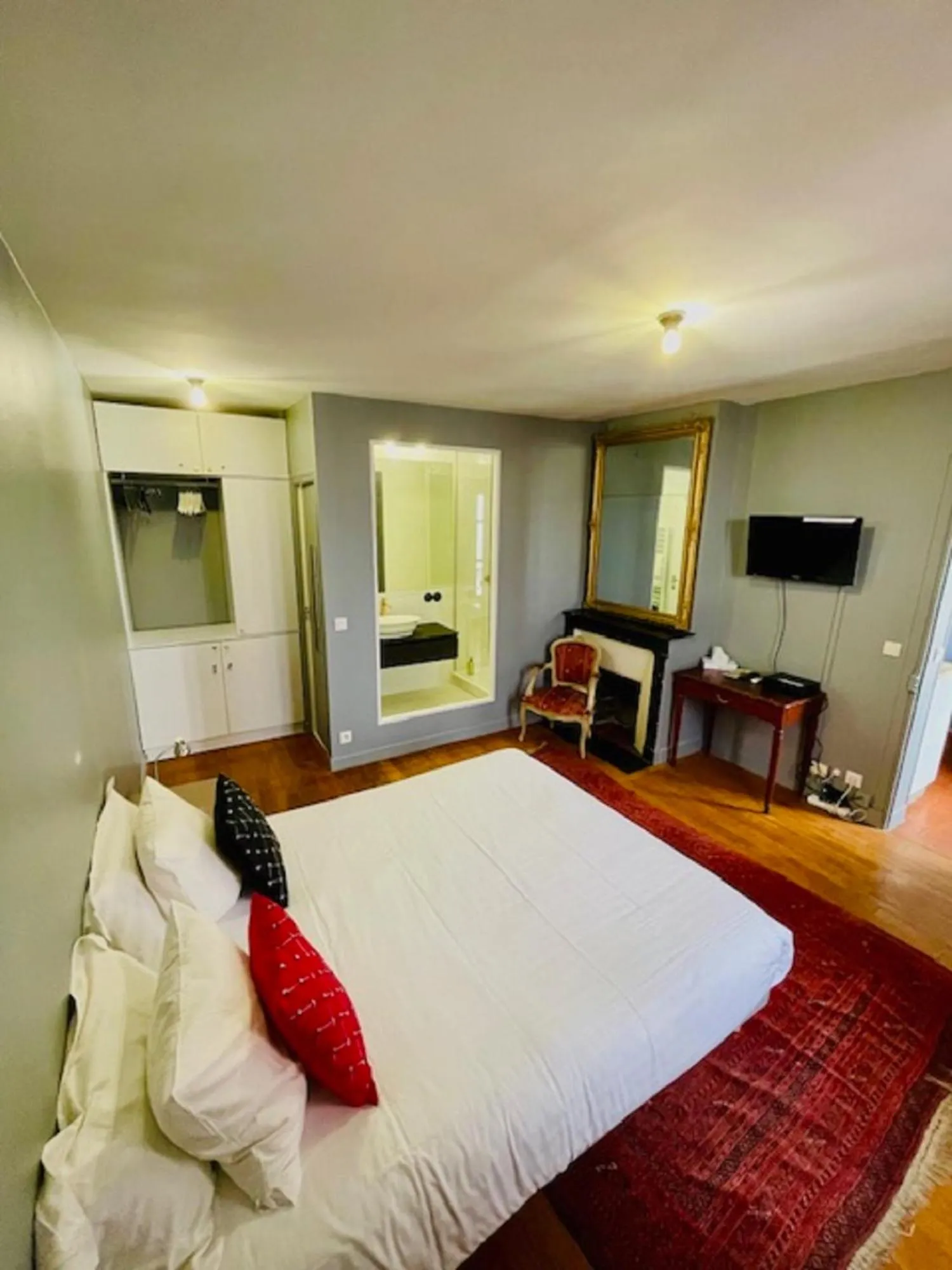 Communal lounge/ TV room, Bed in Le Pavillon Hotel