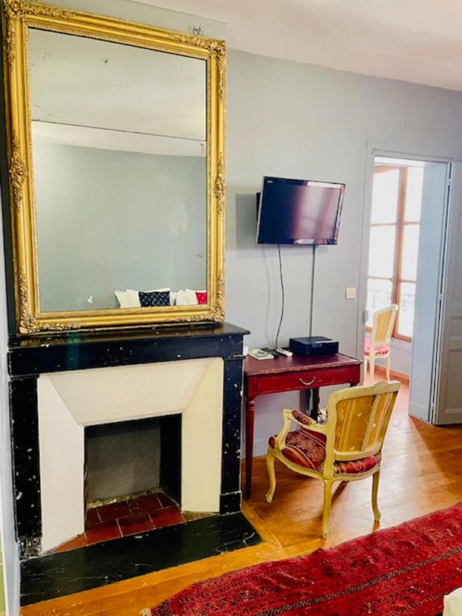 Seating area in Le Pavillon Hotel