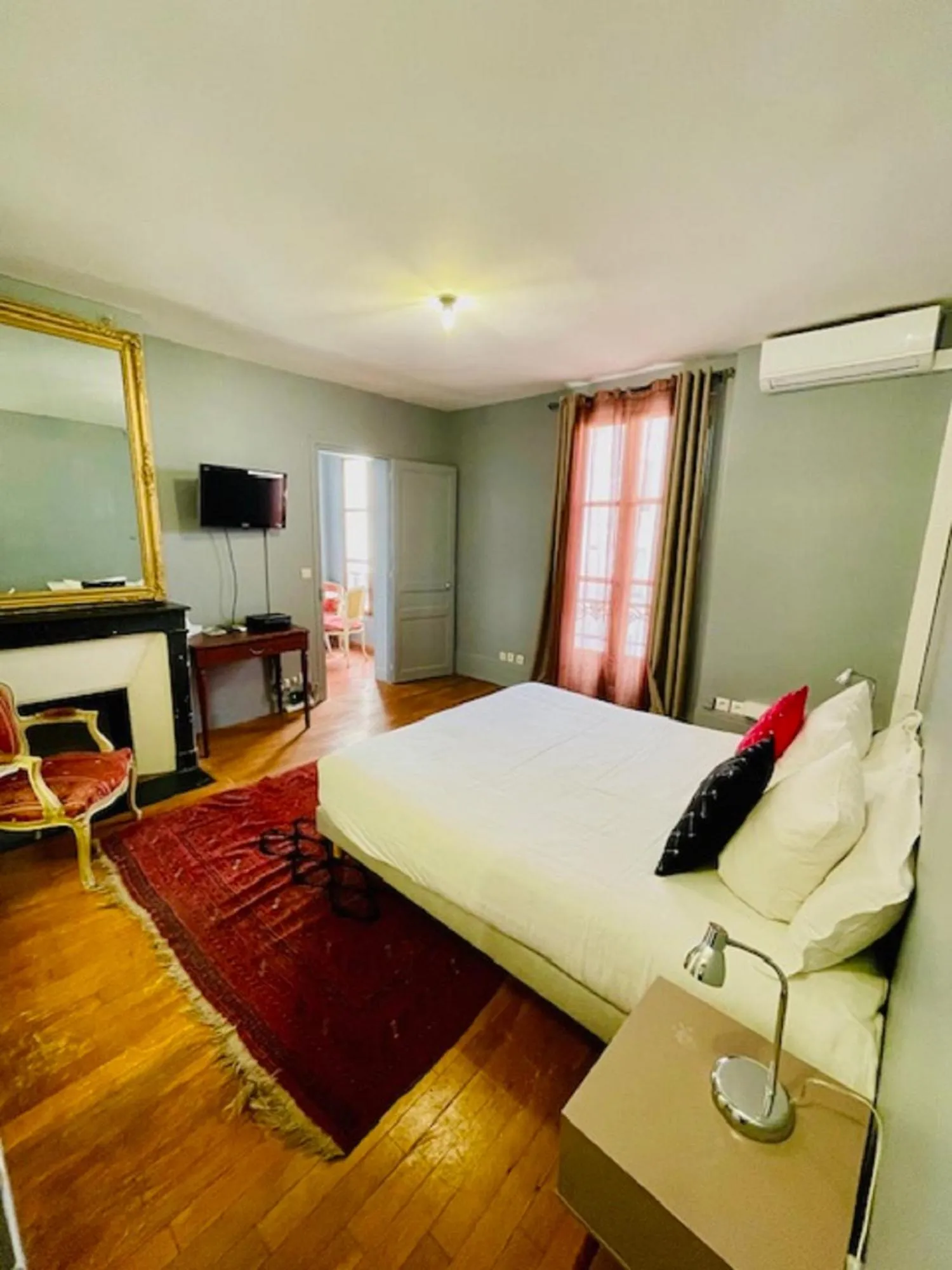 Bed in Le Pavillon Hotel