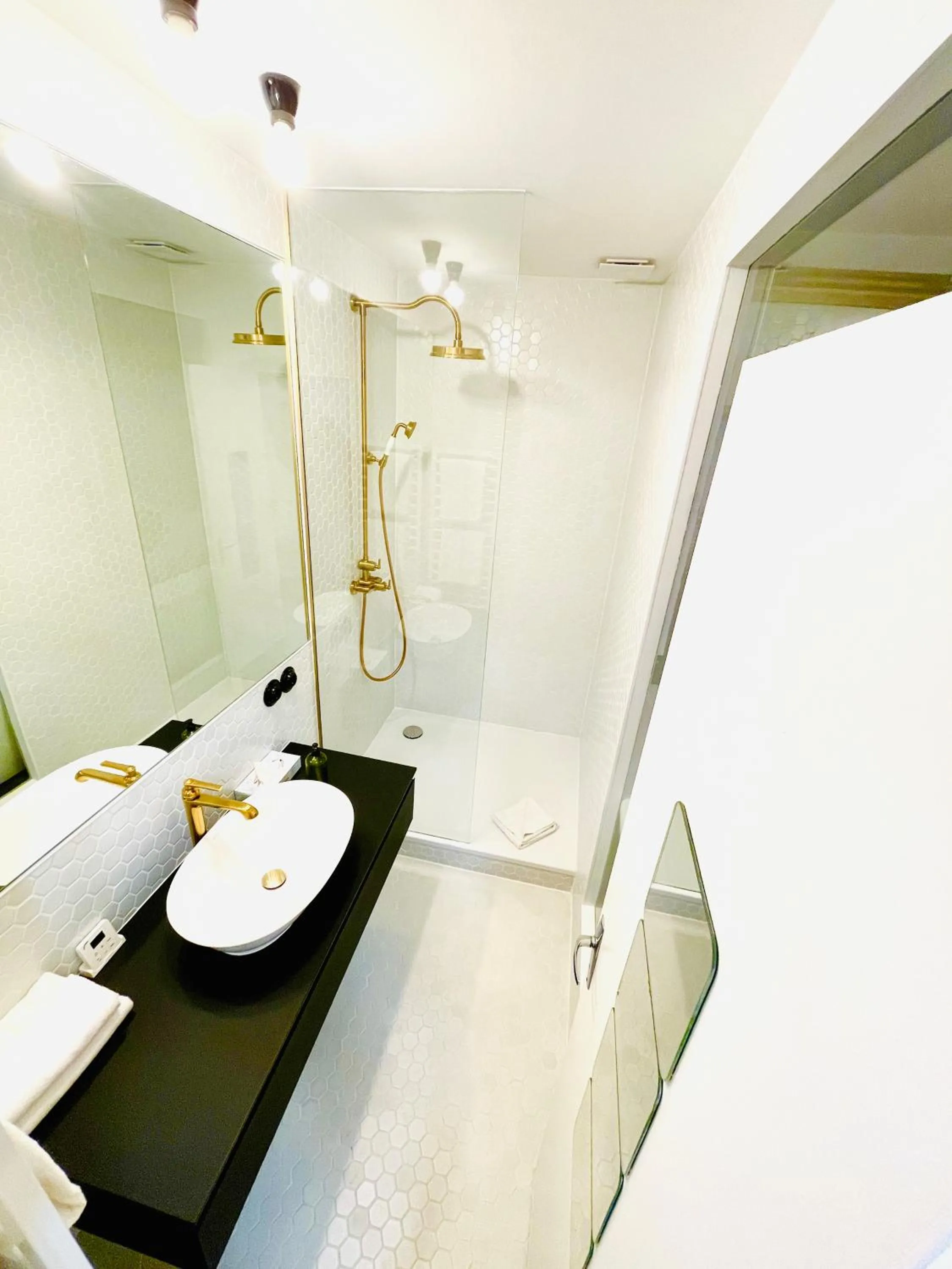 Shower in Le Pavillon Hotel