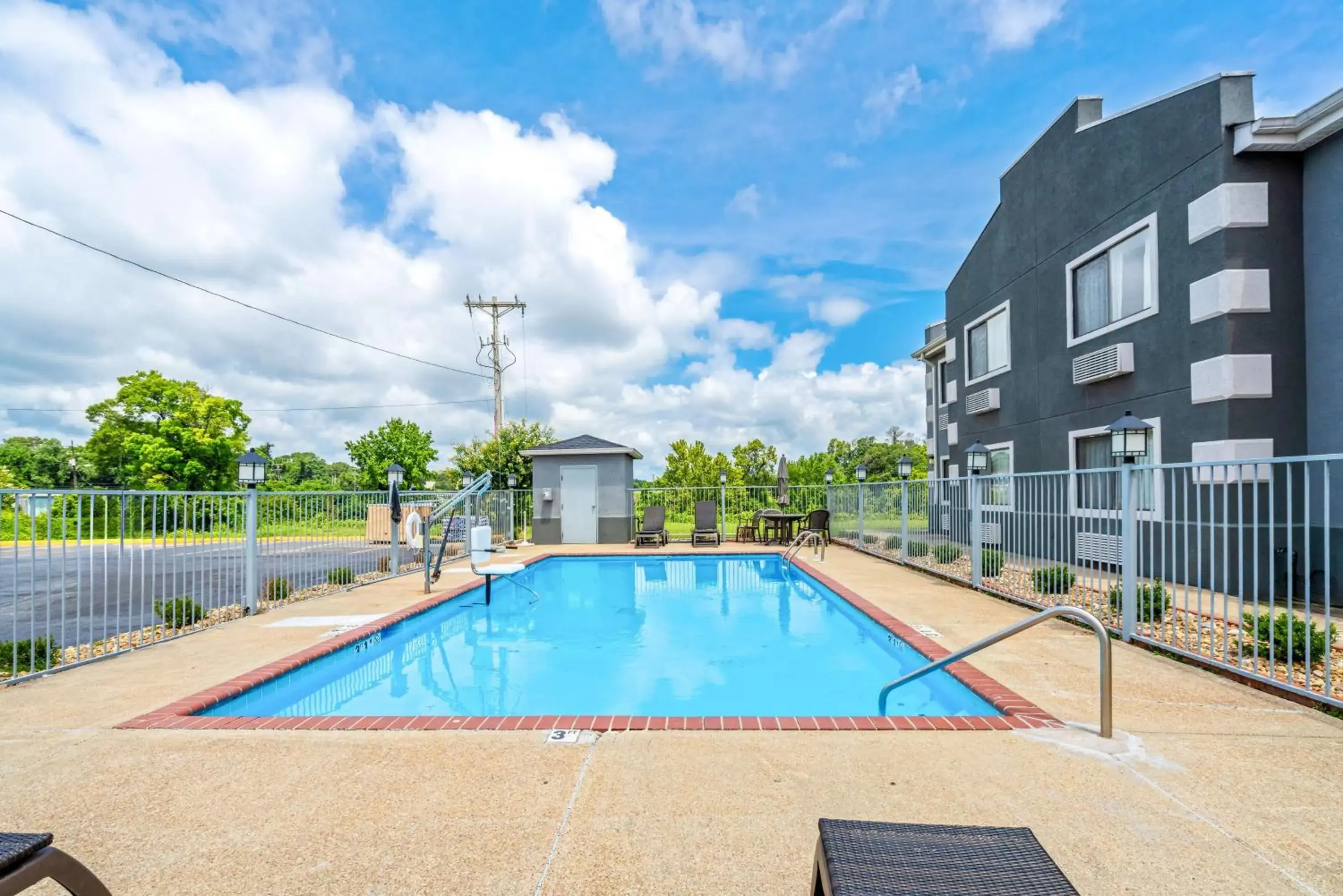 Pool view in Best Western Gateway Inn Pool view in Best Western Gateway Inn