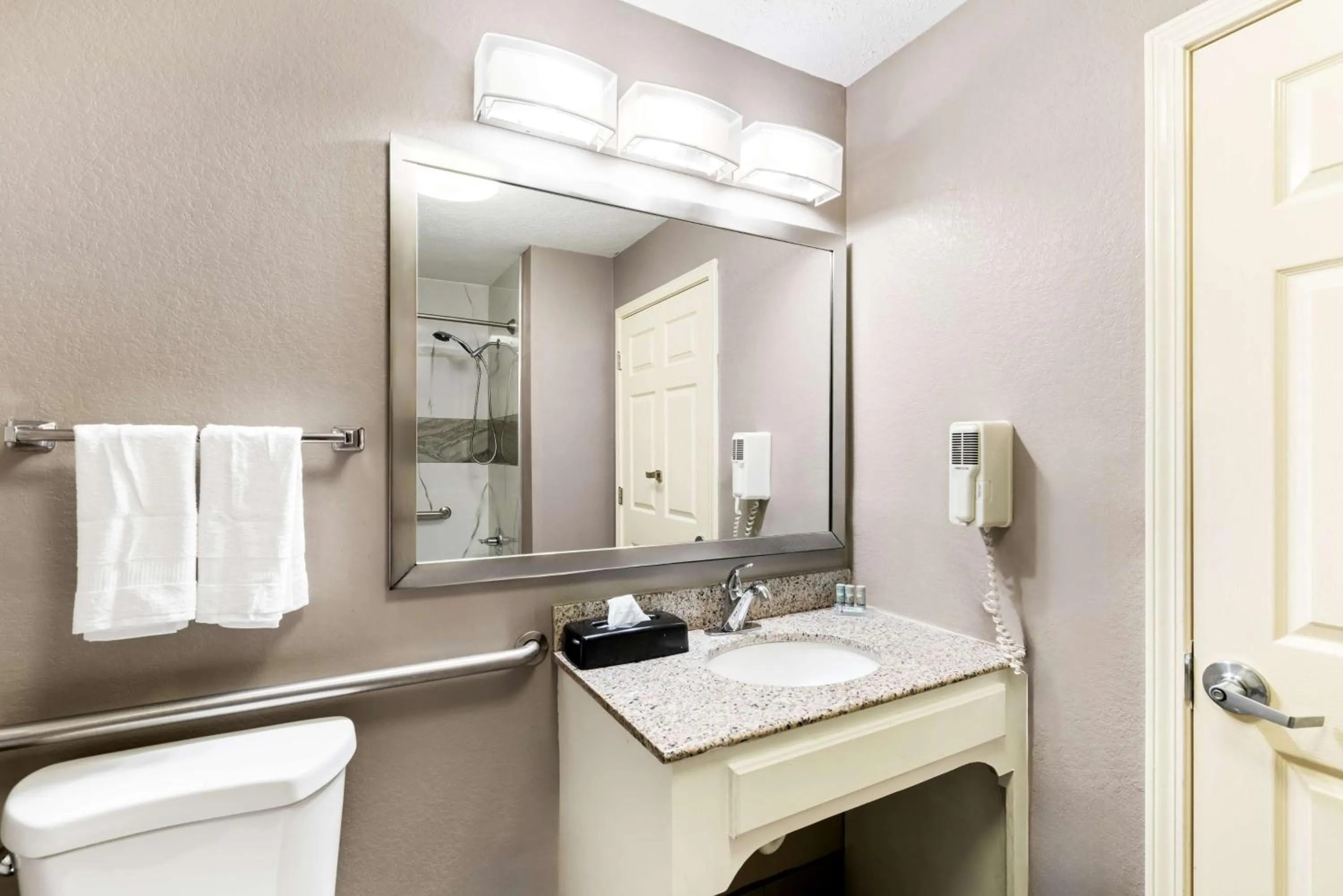 Bathroom in Best Western Gateway Inn