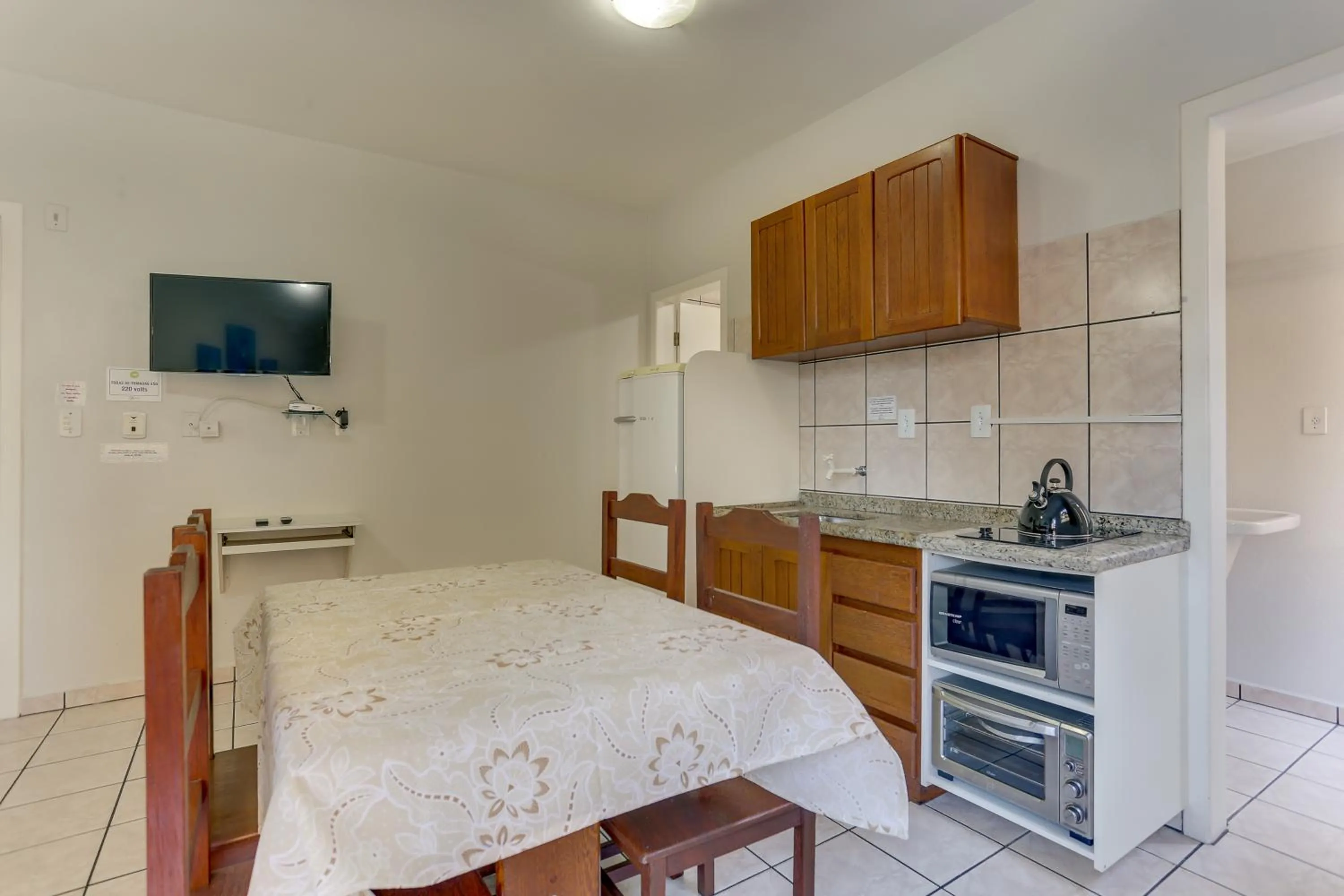 Communal lounge/ TV room in Marazul Apart Hotel