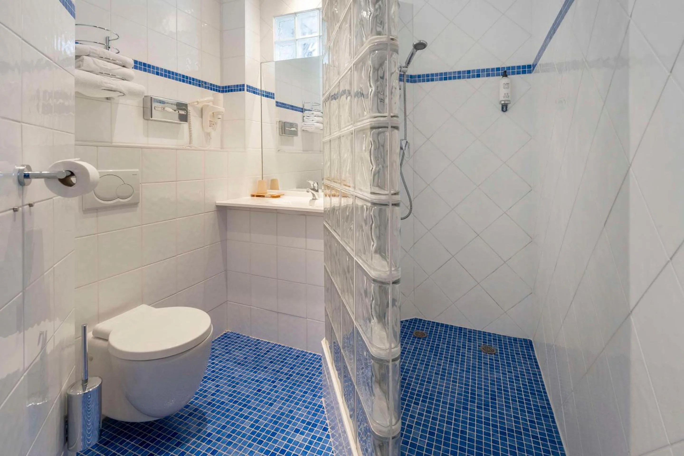 Bathroom in Best Western de Diane