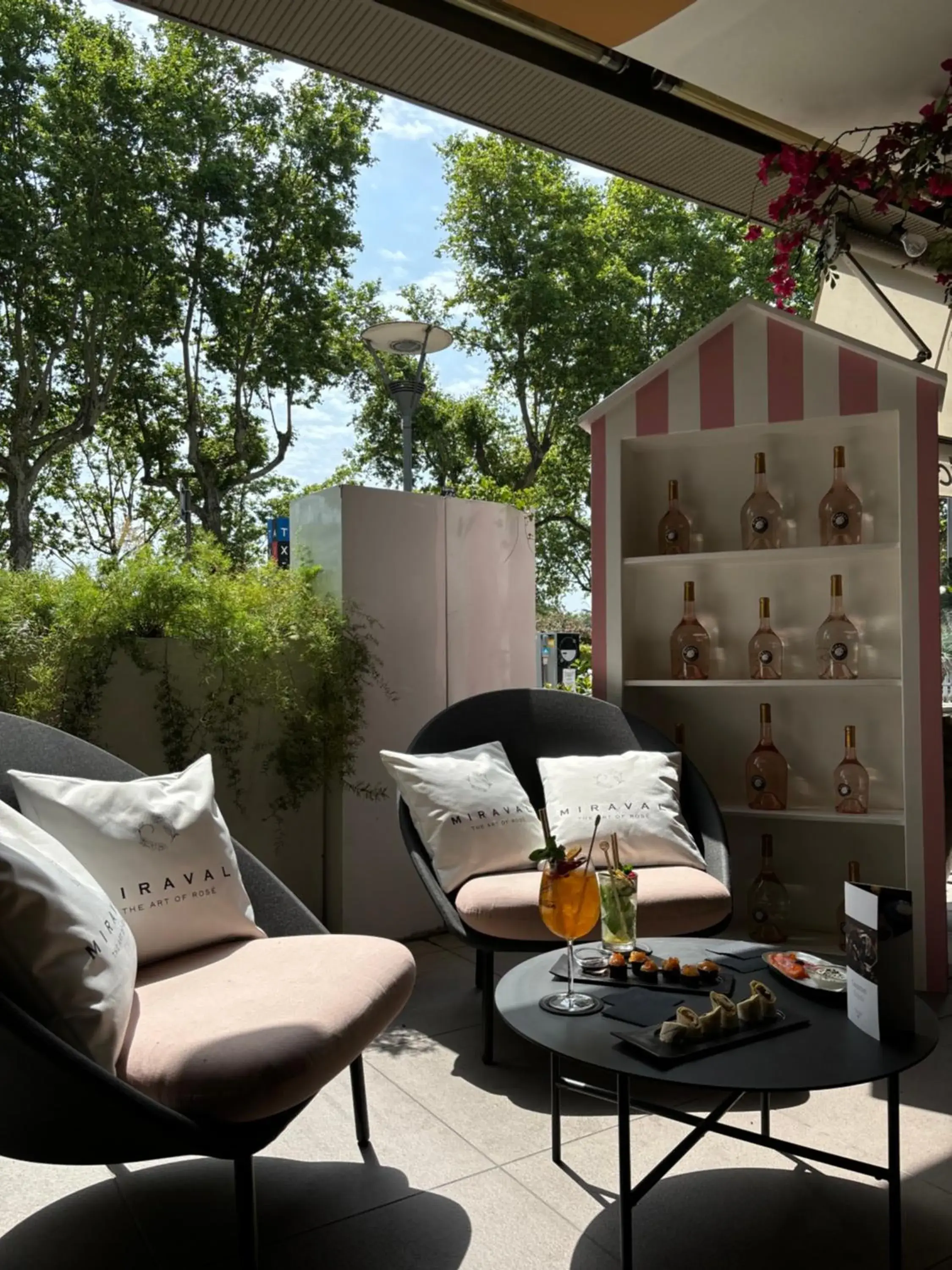 Lounge or bar in Sofitel Lyon Bellecour Lounge or bar in Sofitel Lyon Bellecour