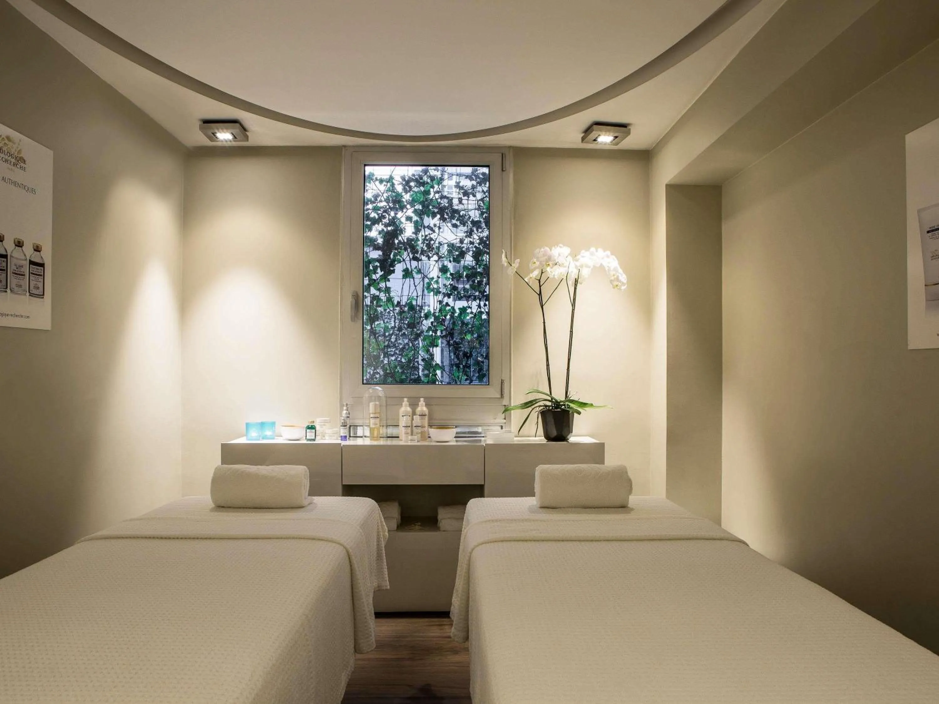 Property building, Bed in Sofitel Lyon Bellecour