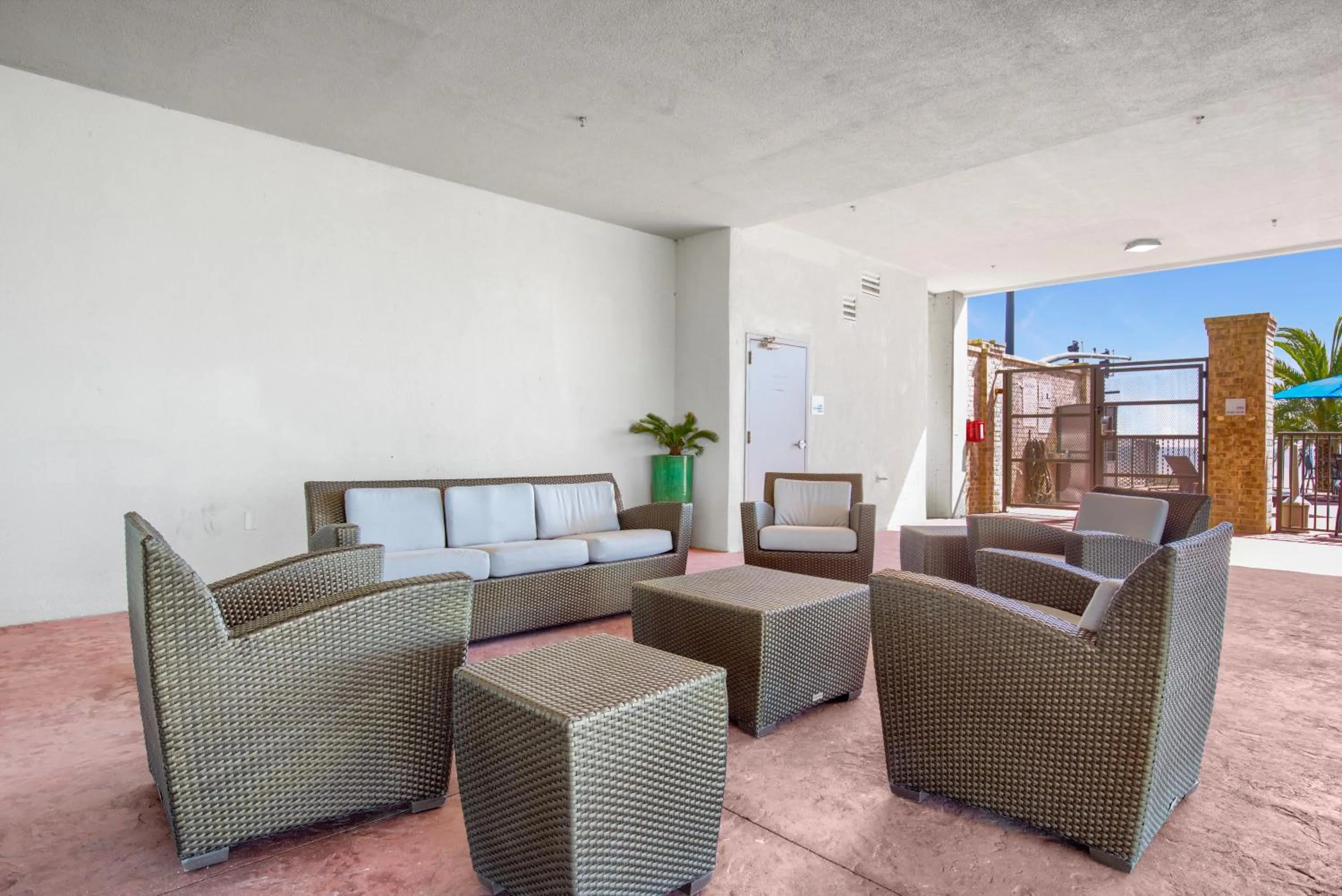 Seating area in Holiday Inn Express - Gulfport Beach by IHG