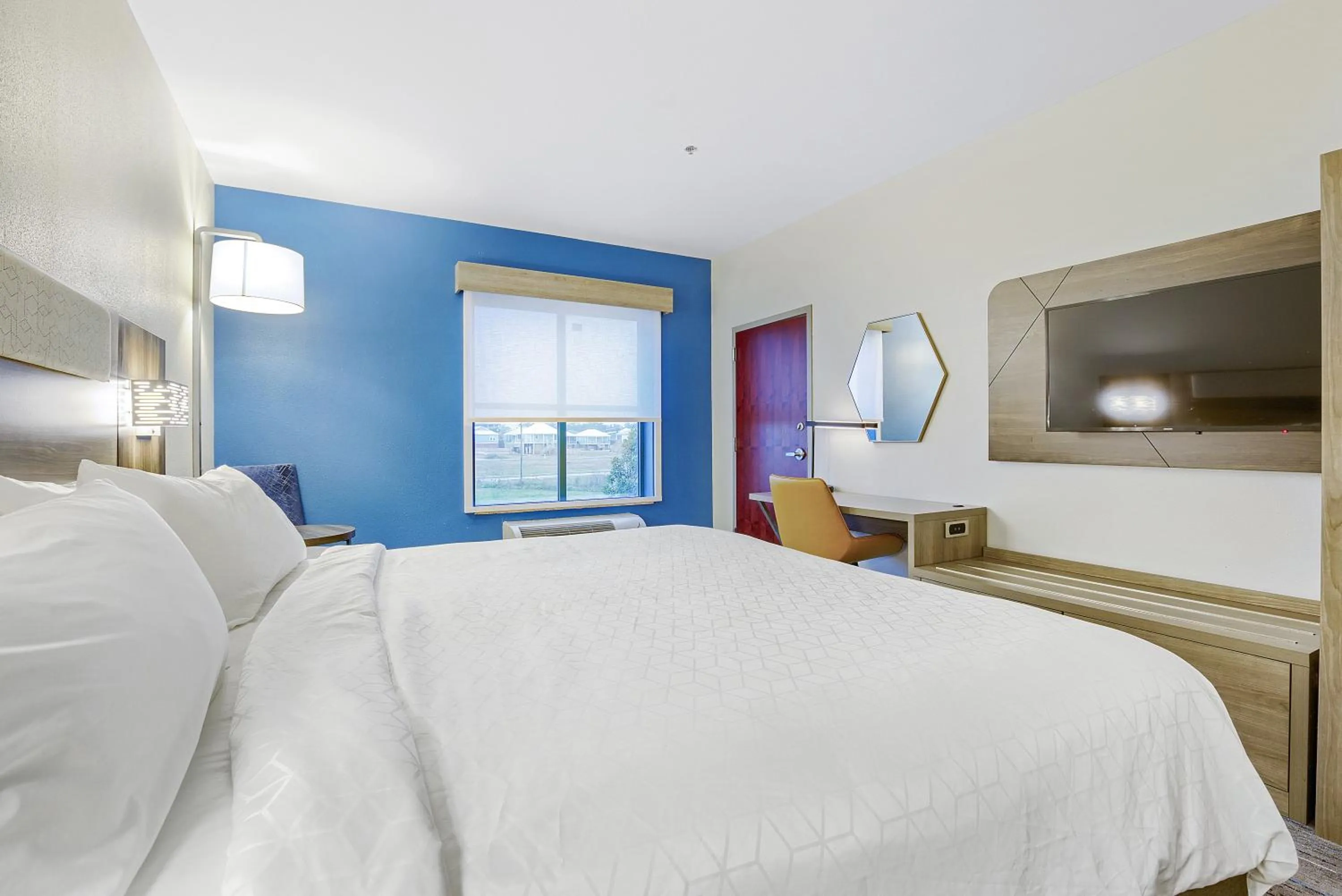 Bedroom, Bed in Holiday Inn Express - Gulfport Beach by IHG