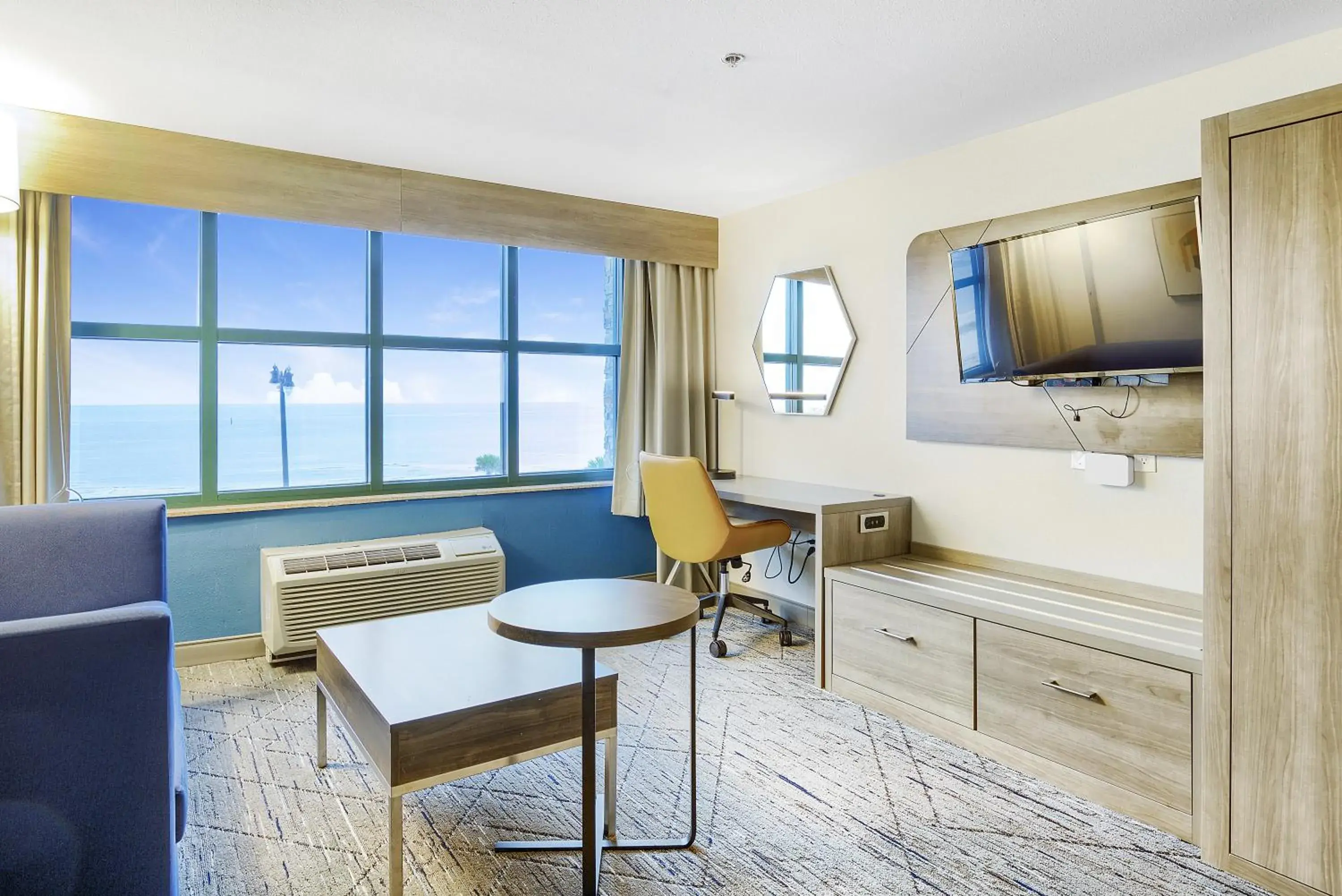 King suite with Bath Tub - hearing Accessible/Non-Smoking in Holiday Inn Express - Gulfport Beach by IHG King suite with Bath Tub - hearing Accessible/Non-Smoking in Holiday Inn Express - Gulfport Beach by IHG