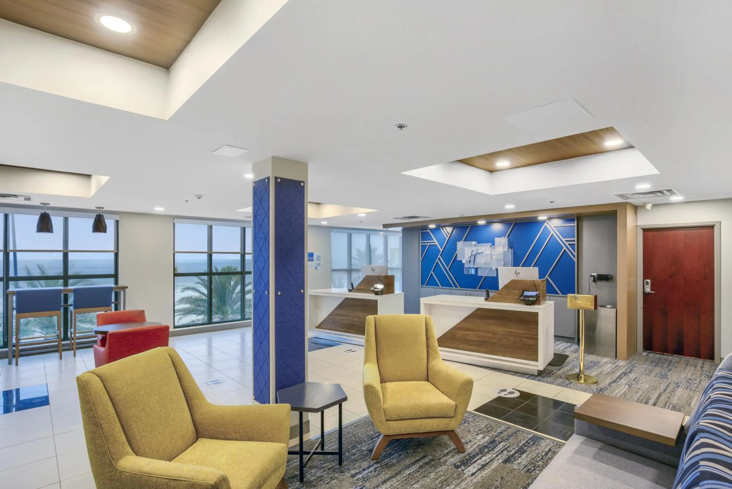 Lobby or reception in Holiday Inn Express - Gulfport Beach by IHG