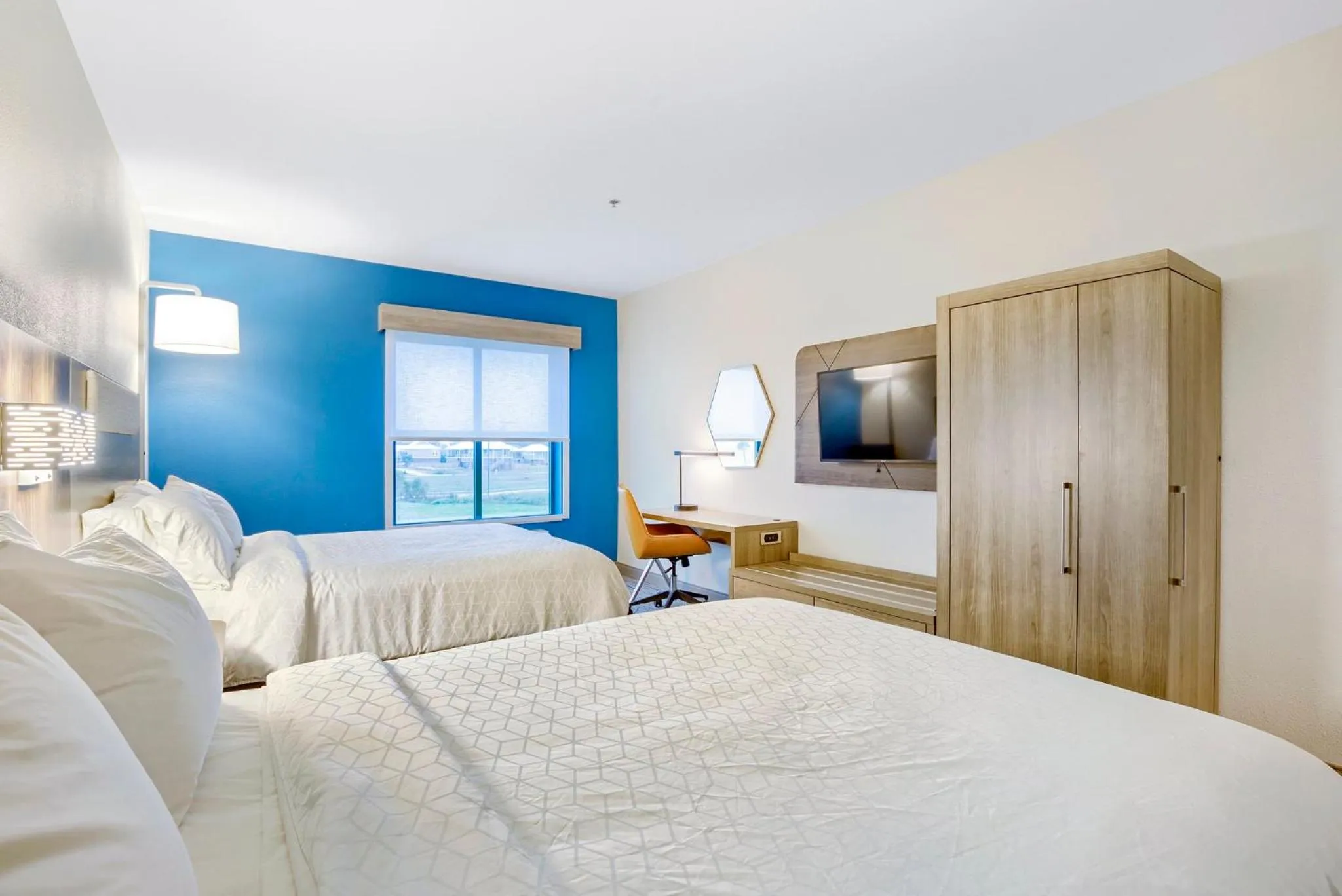 Photo of the whole room, Bed in Holiday Inn Express - Gulfport Beach by IHG