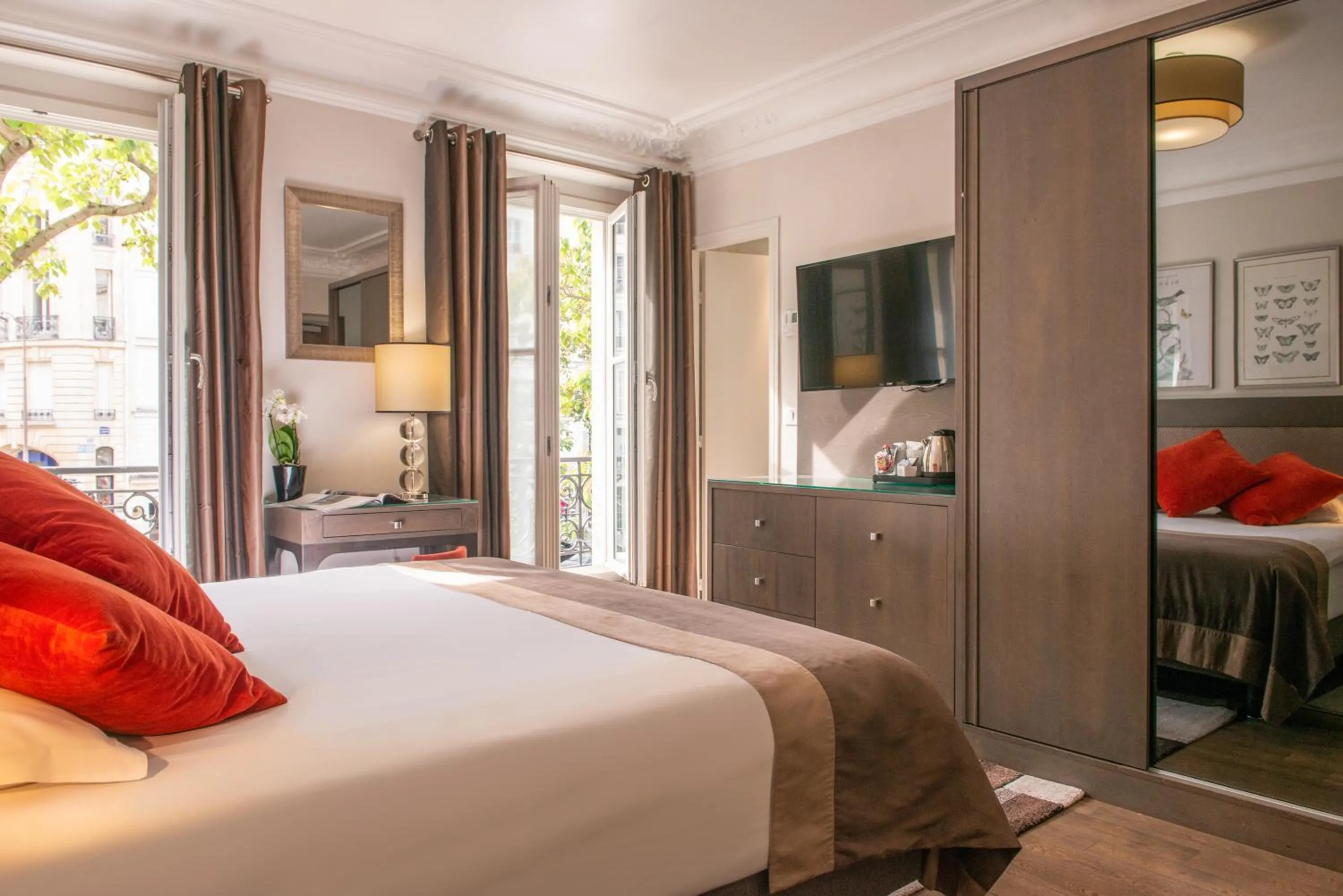 Photo of the whole room, Bed in Régence Etoile