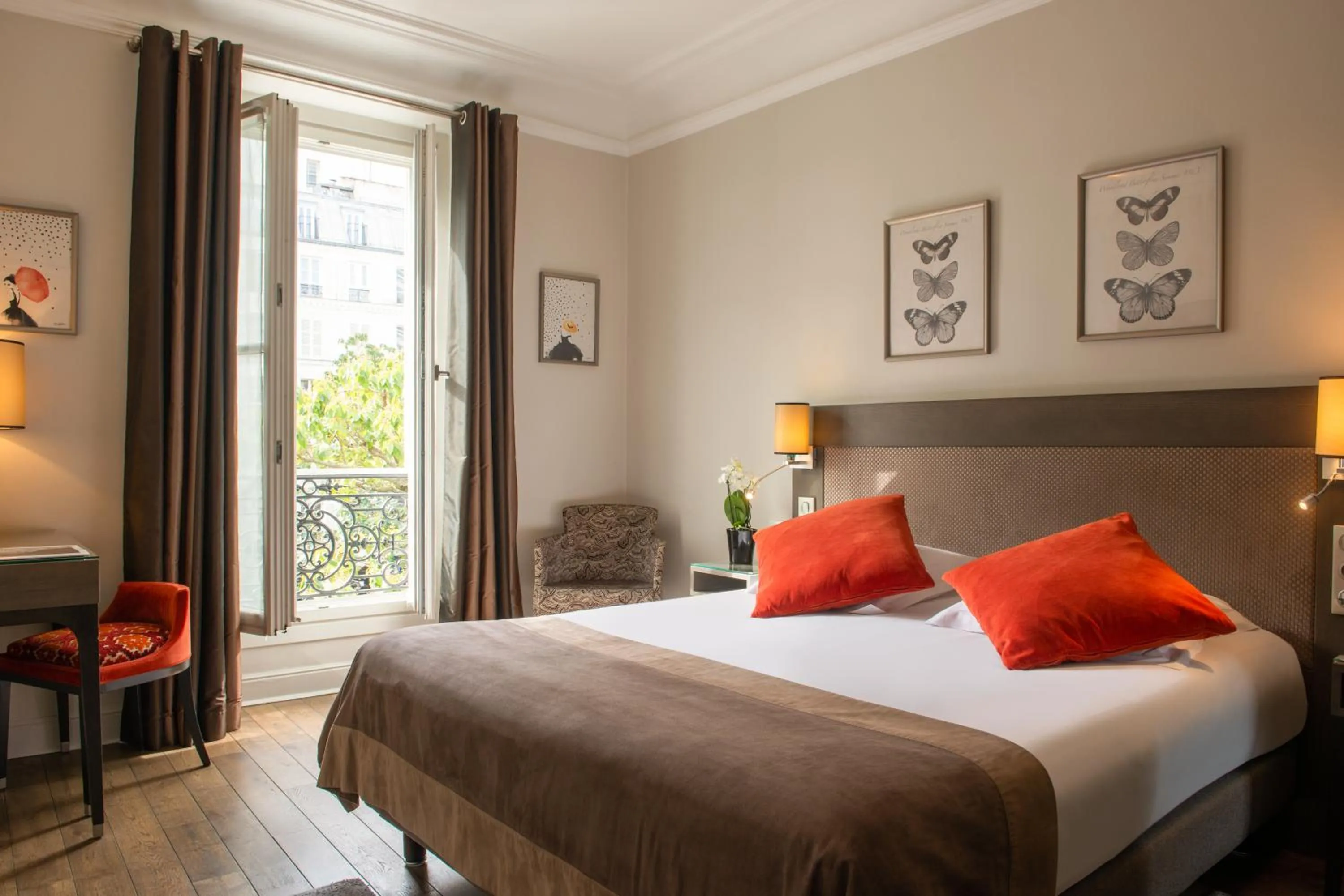 Photo of the whole room, Bed in Régence Etoile