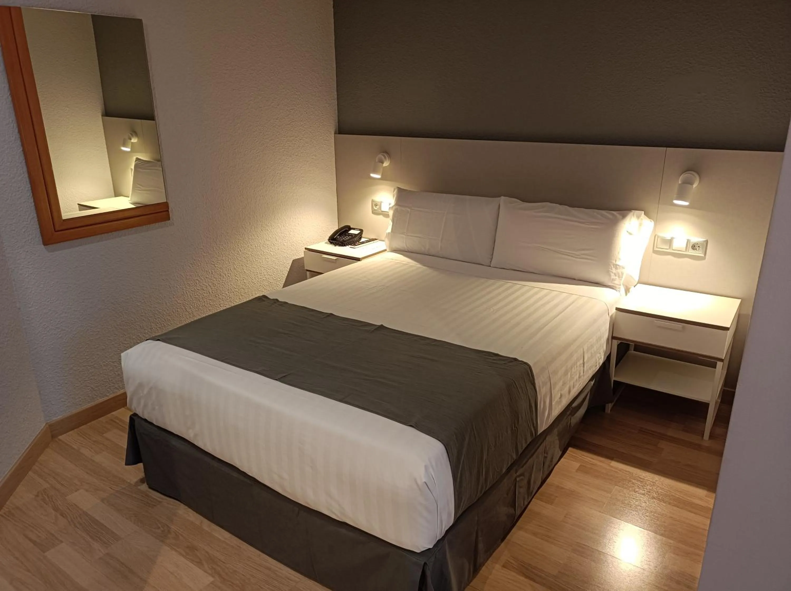 Photo of the whole room, Bed in Mendez Nuñez Alicante