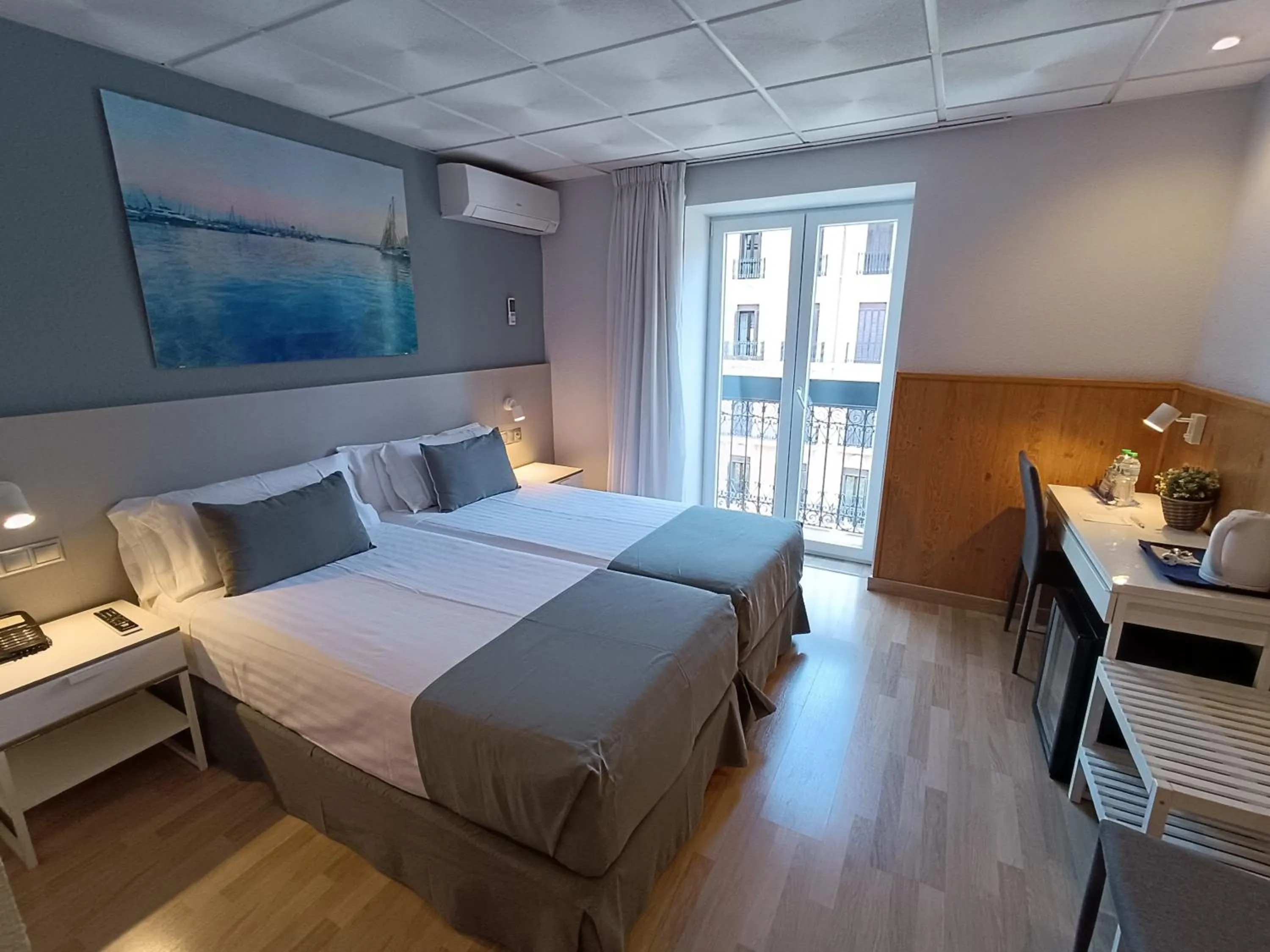 Photo of the whole room, Bed in Mendez Nuñez Alicante