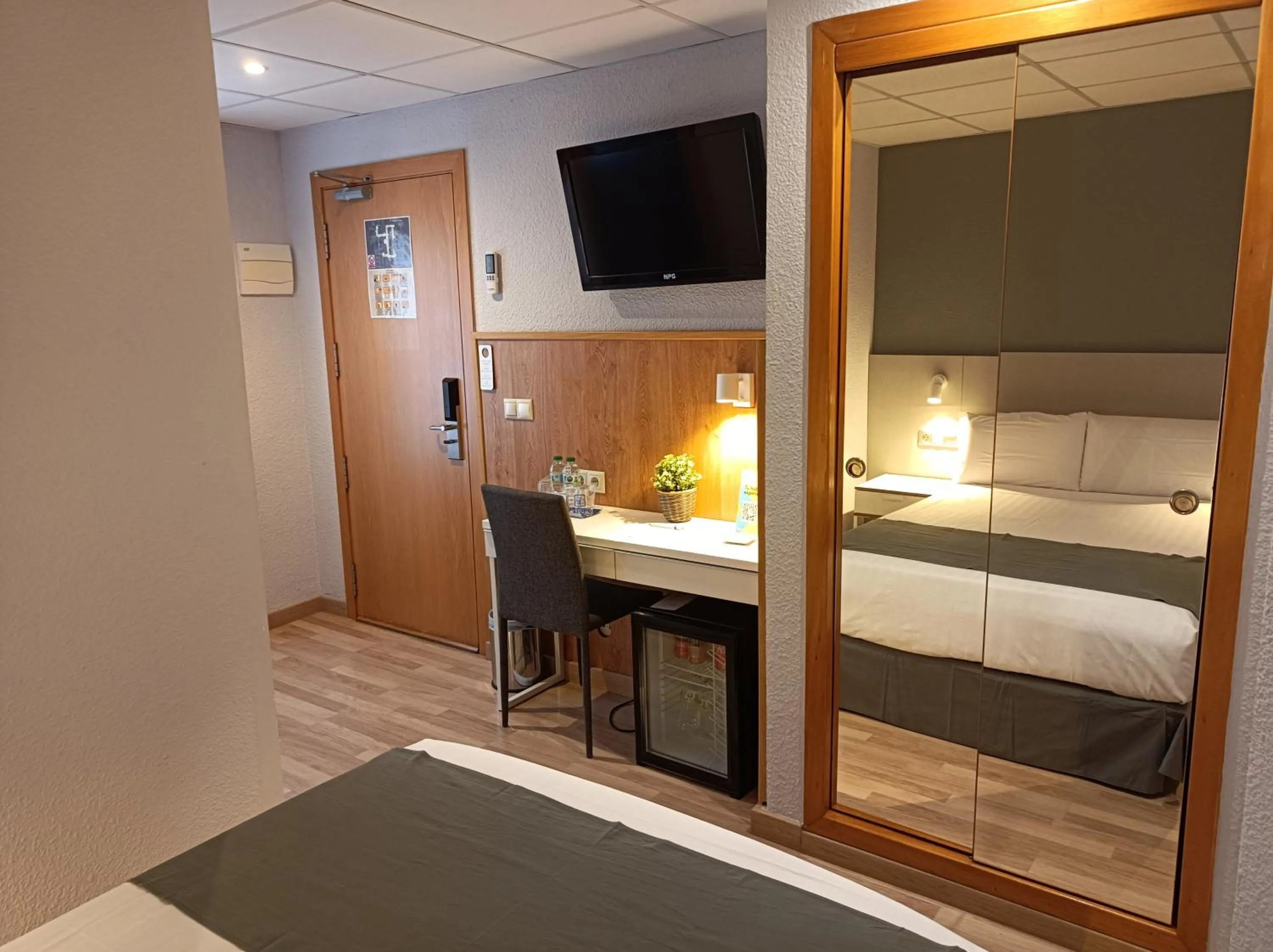 Photo of the whole room, Bed in Mendez Nuñez Alicante