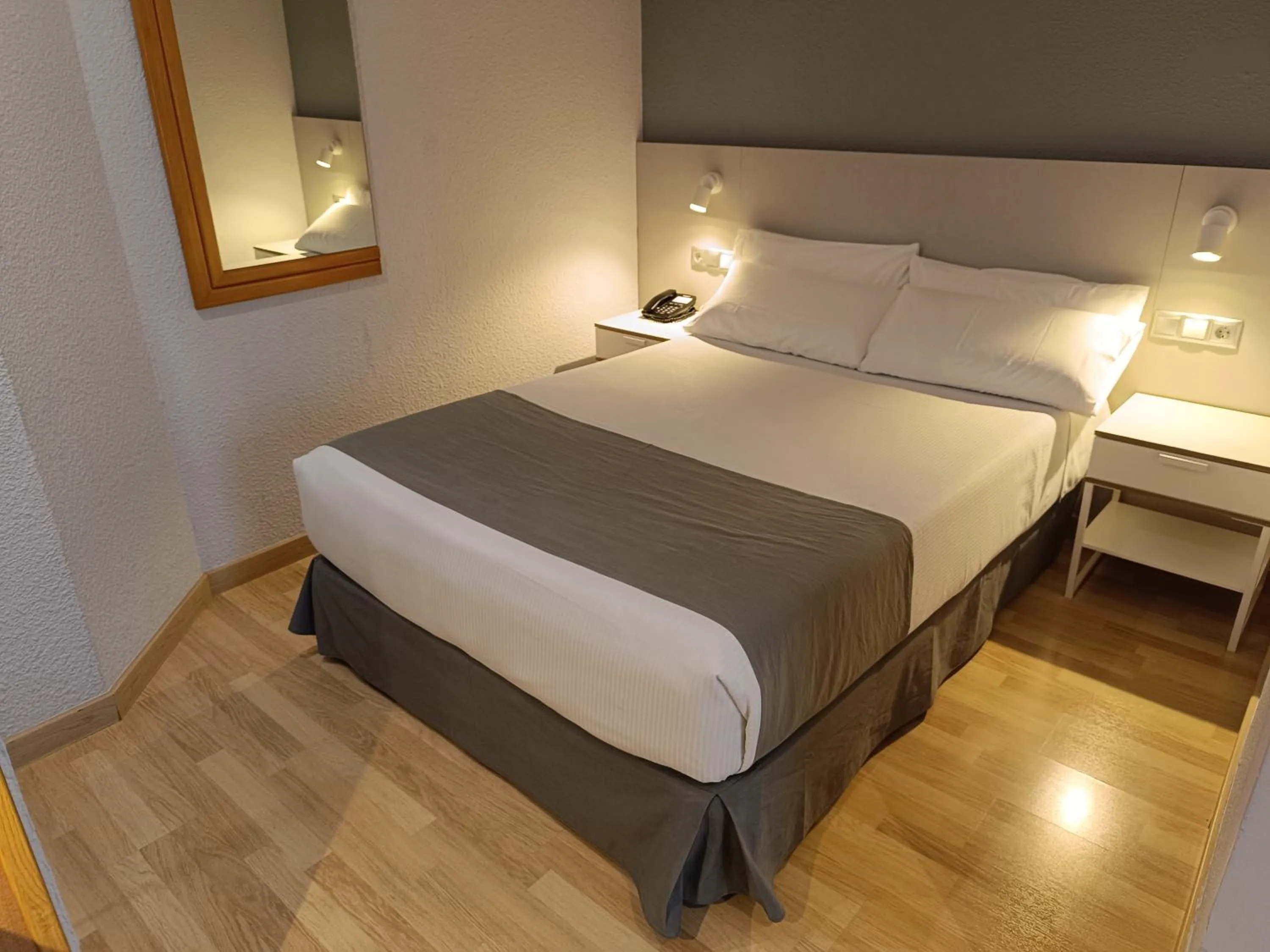 Photo of the whole room, Bed in Mendez Nuñez Alicante