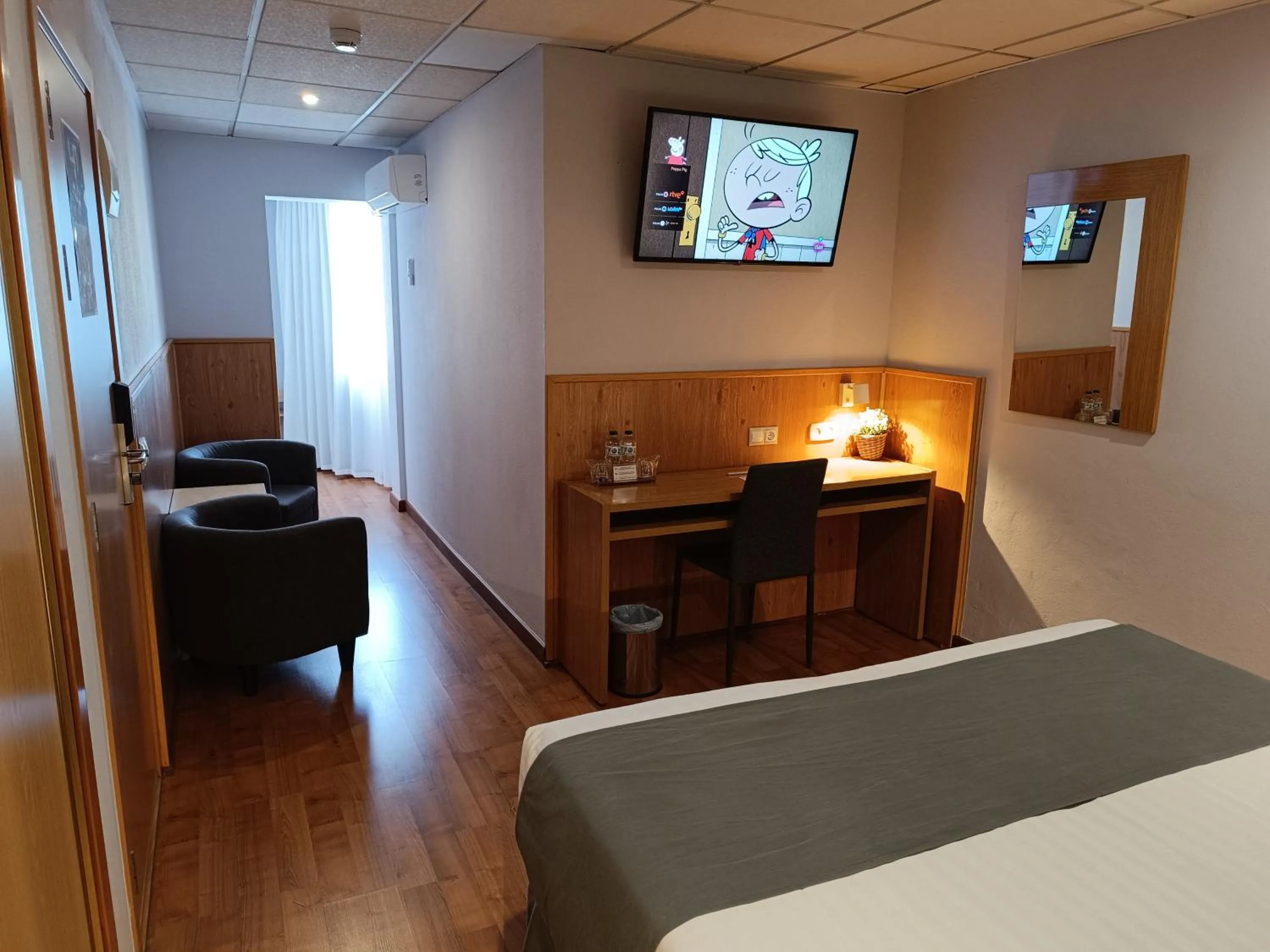 Photo of the whole room, Bed in Mendez Nuñez Alicante