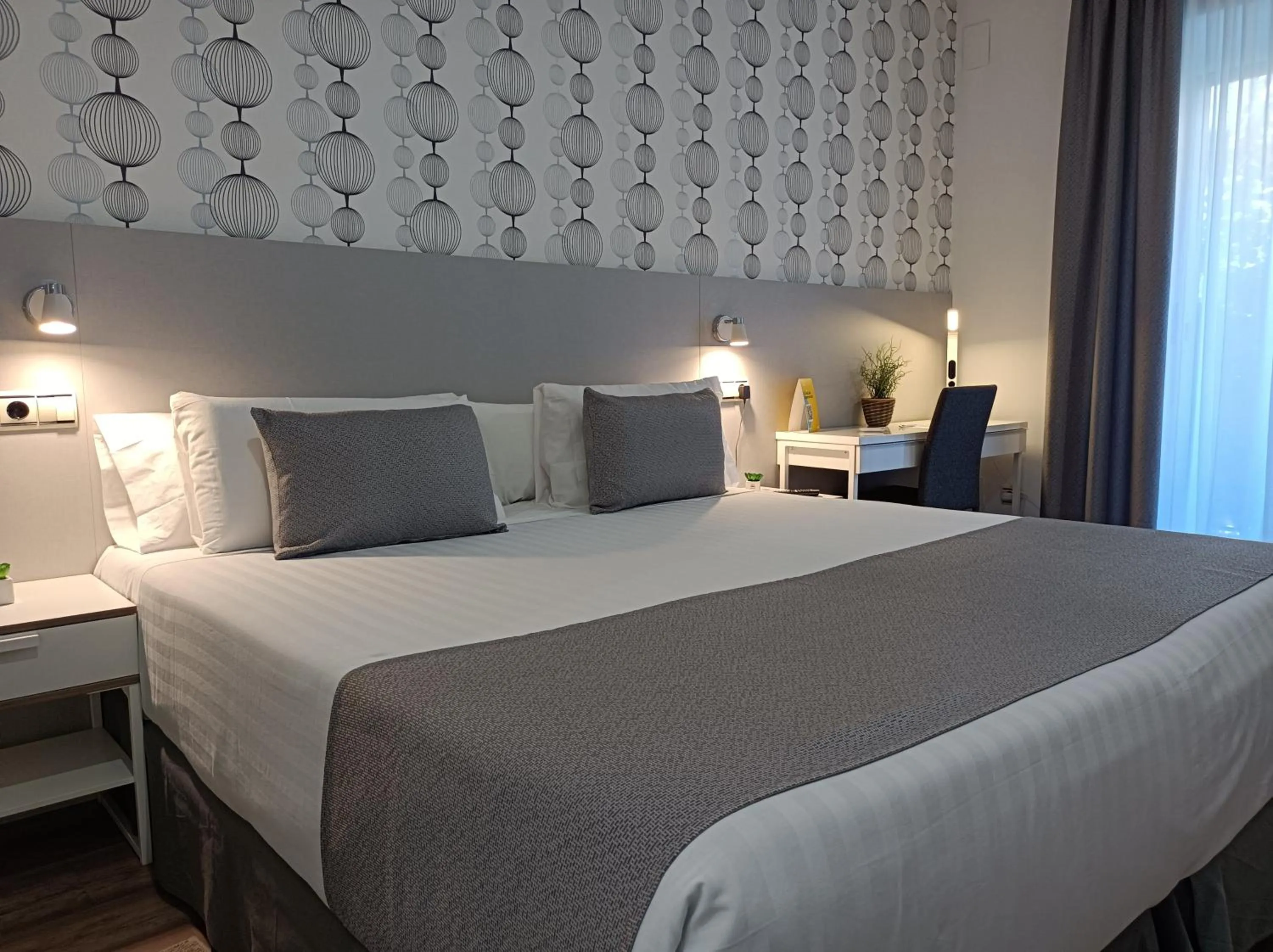 Photo of the whole room, Bed in Mendez Nuñez Alicante