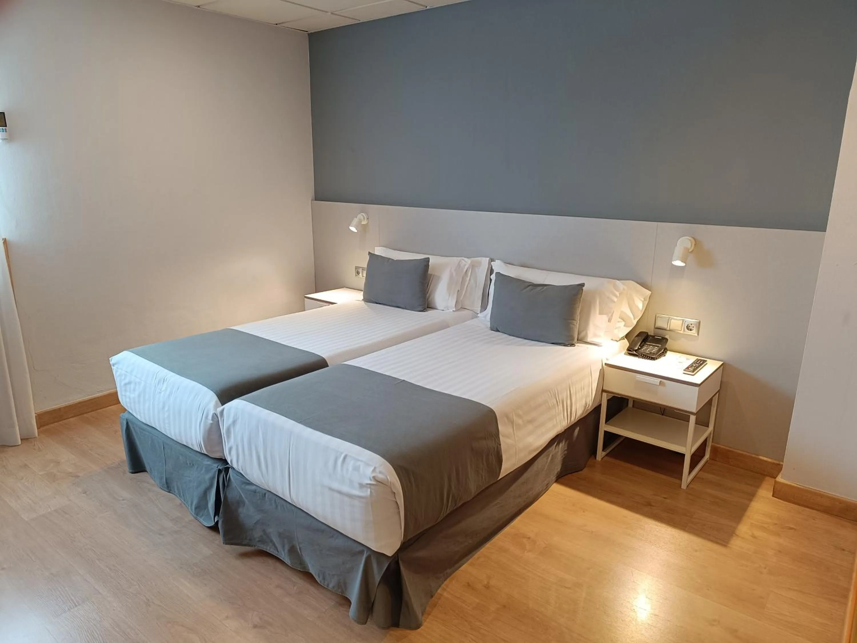 Photo of the whole room, Bed in Mendez Nuñez Alicante