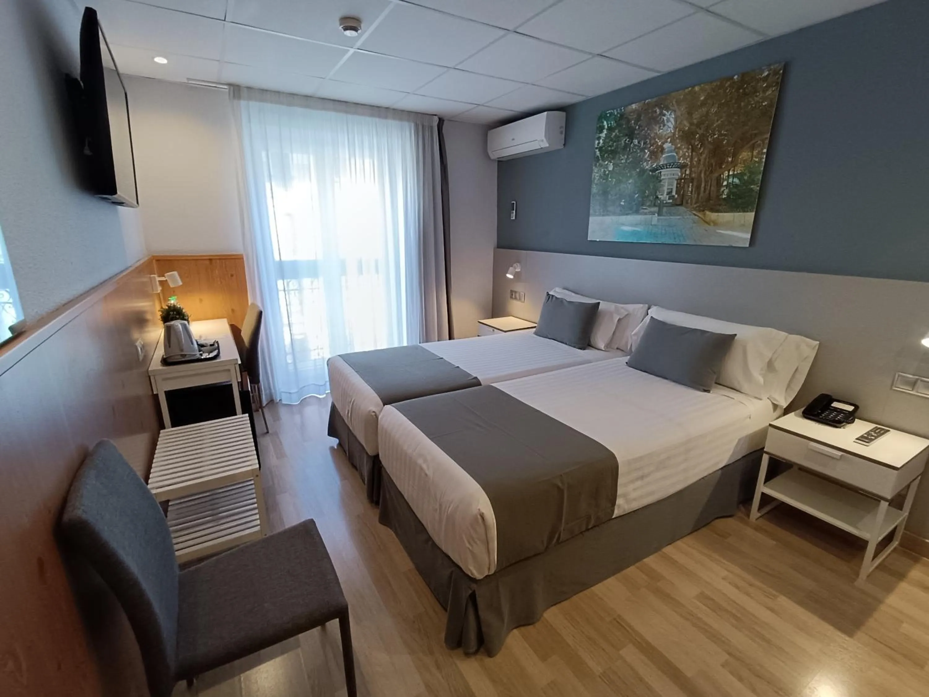 Photo of the whole room, Bed in Mendez Nuñez Alicante