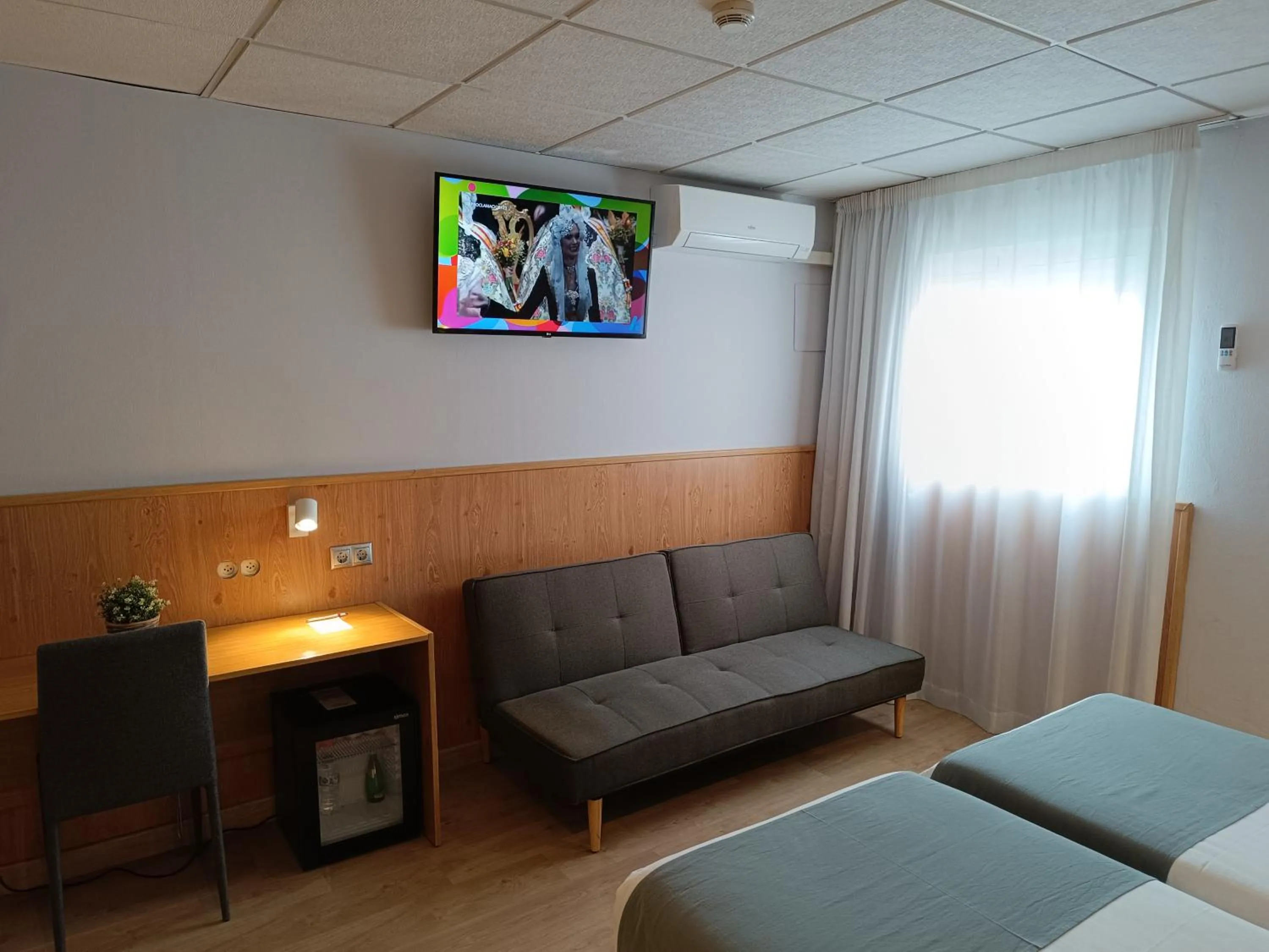 Photo of the whole room, Bed in Mendez Nuñez Alicante