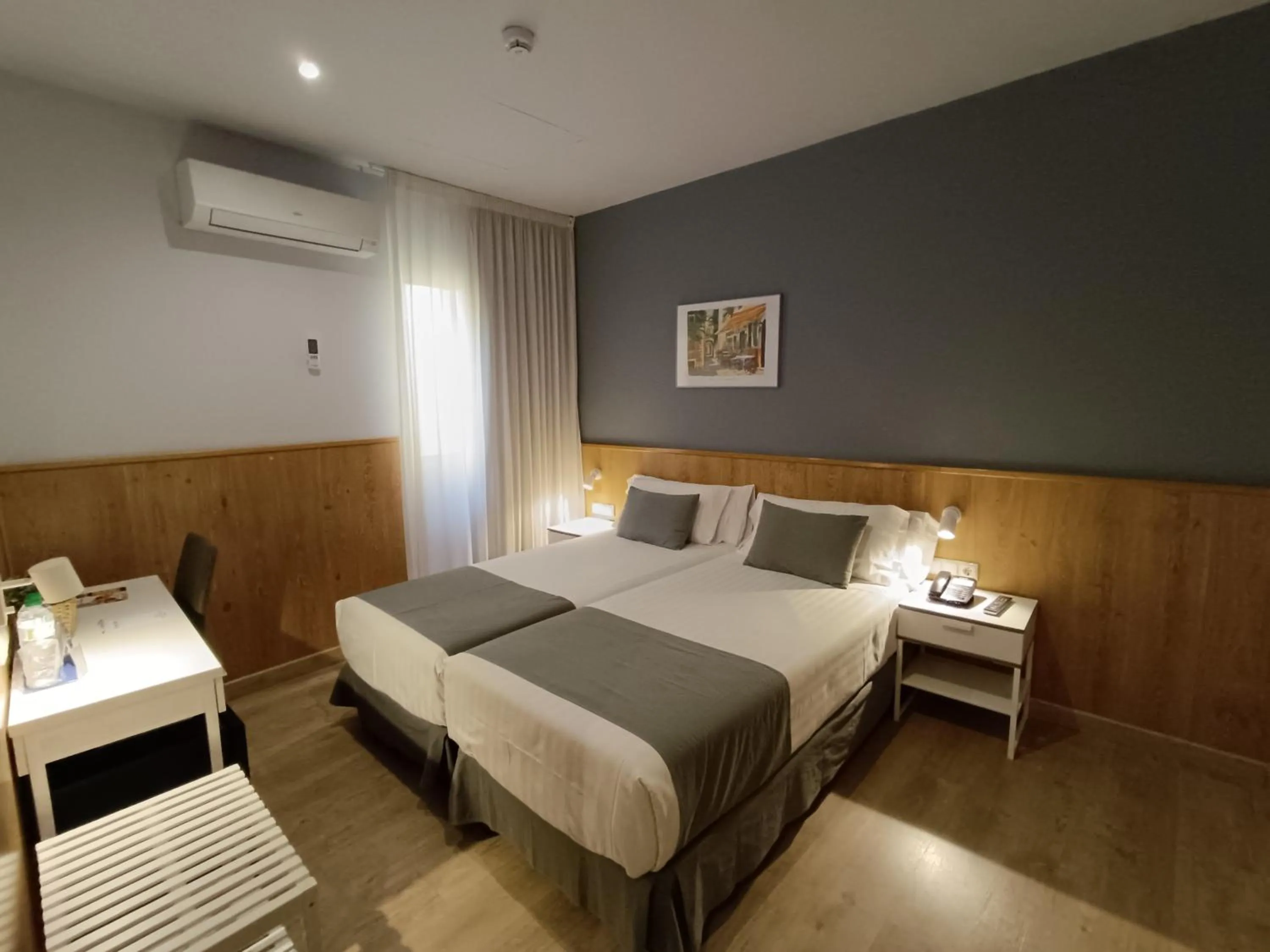 Photo of the whole room, Bed in Mendez Nuñez Alicante