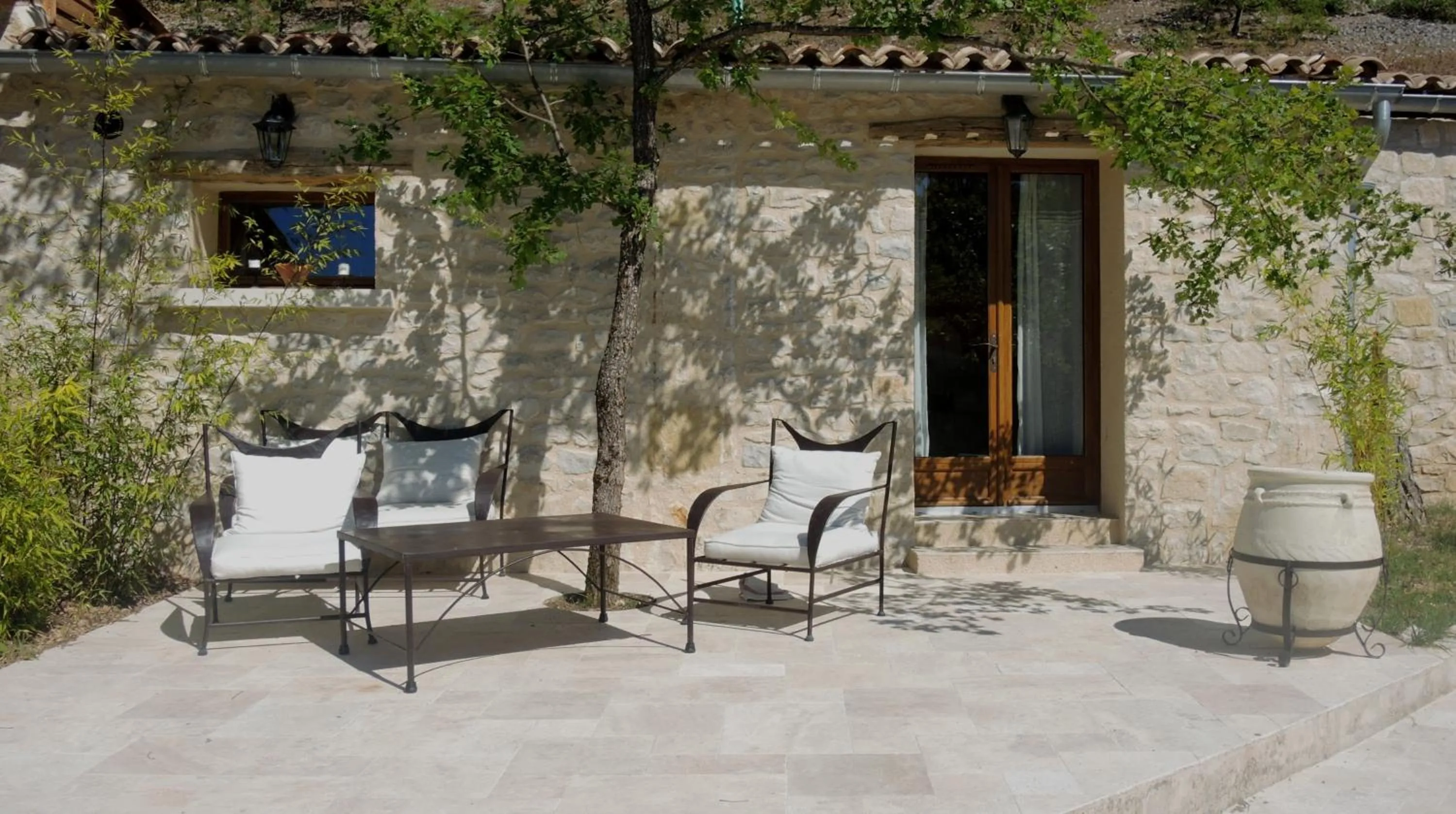 Patio in B&B Le Deffends de Redon