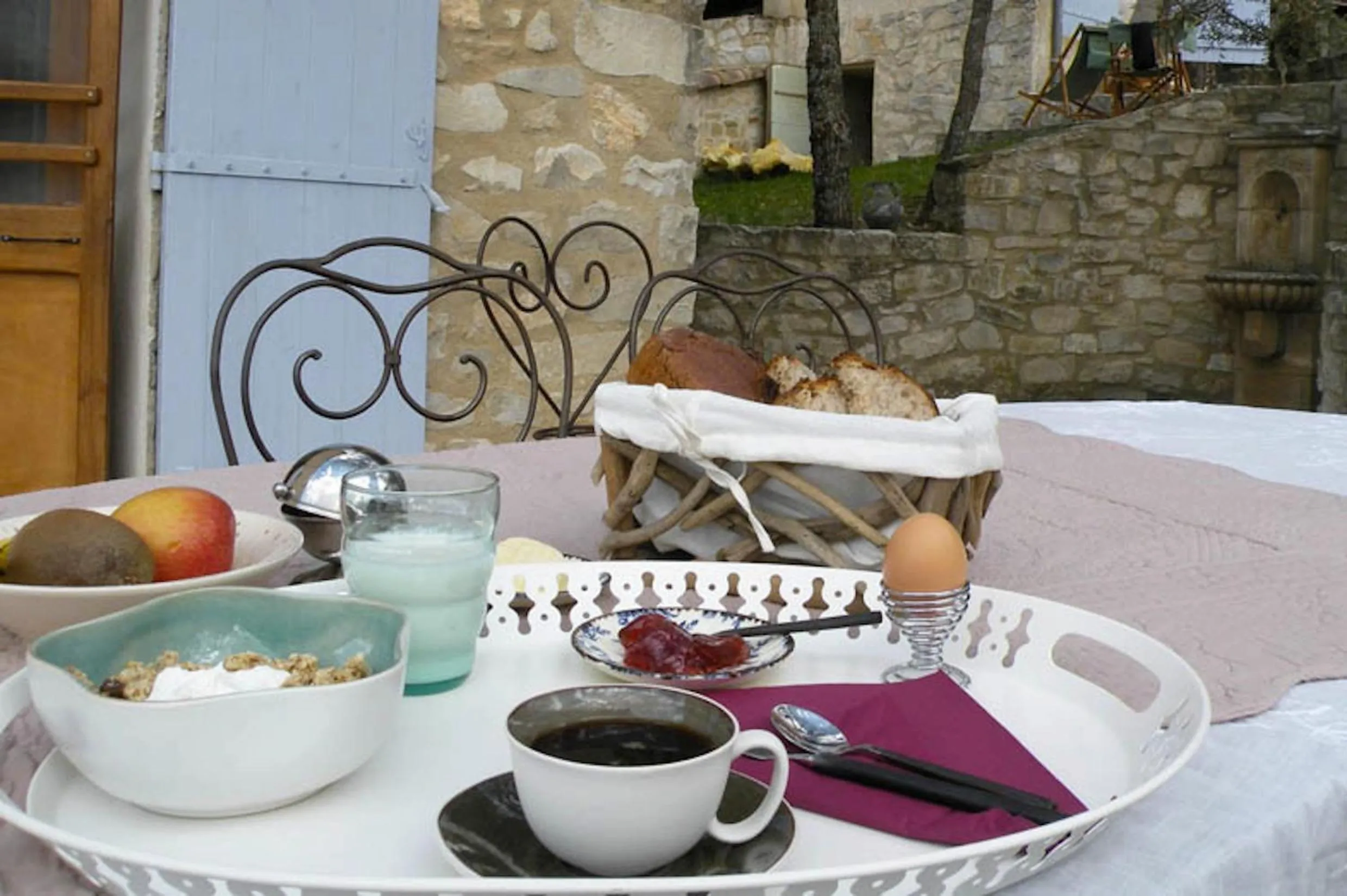 Food and drinks in B&B Le Deffends de Redon