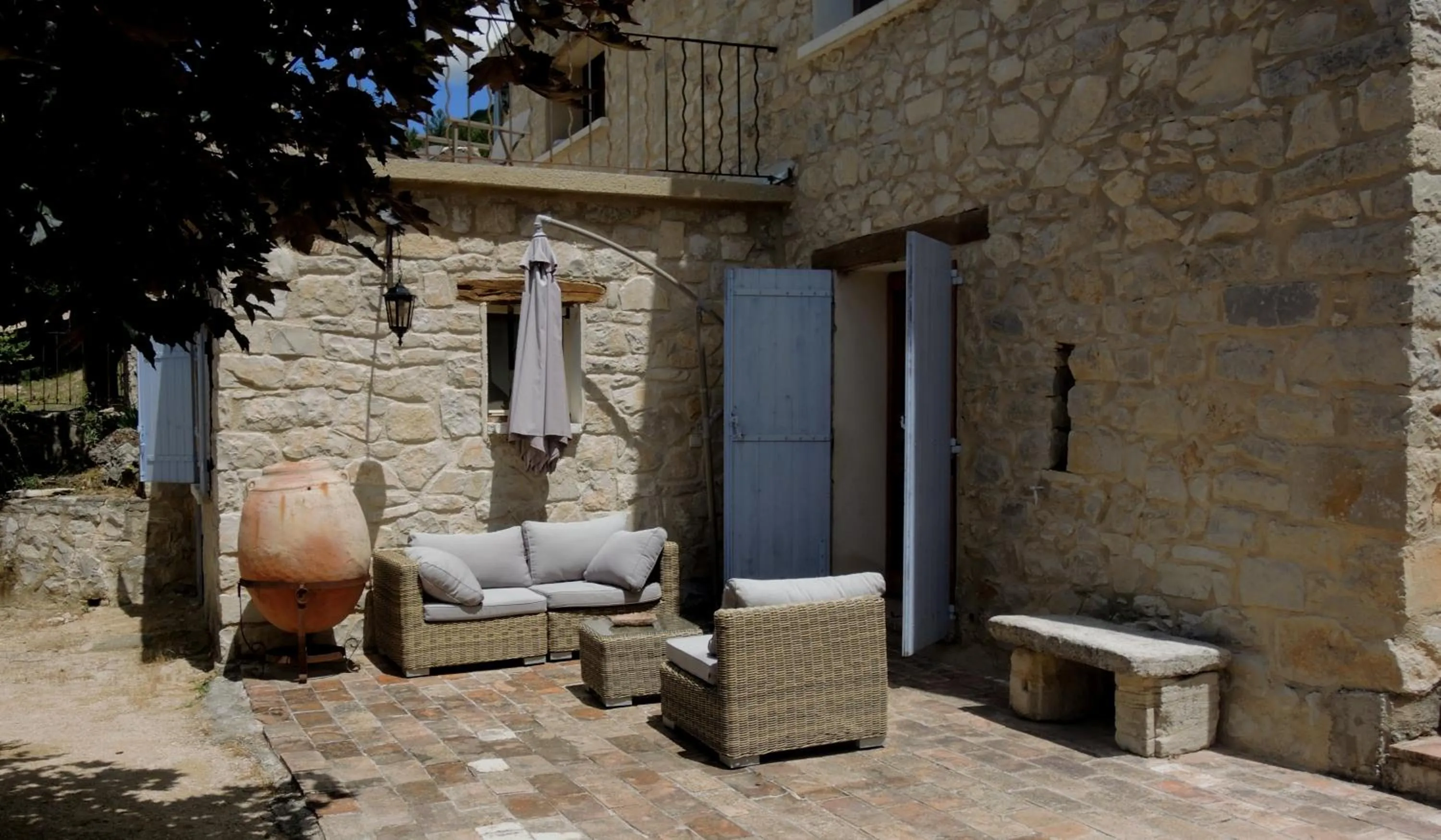 Patio in B&B Le Deffends de Redon