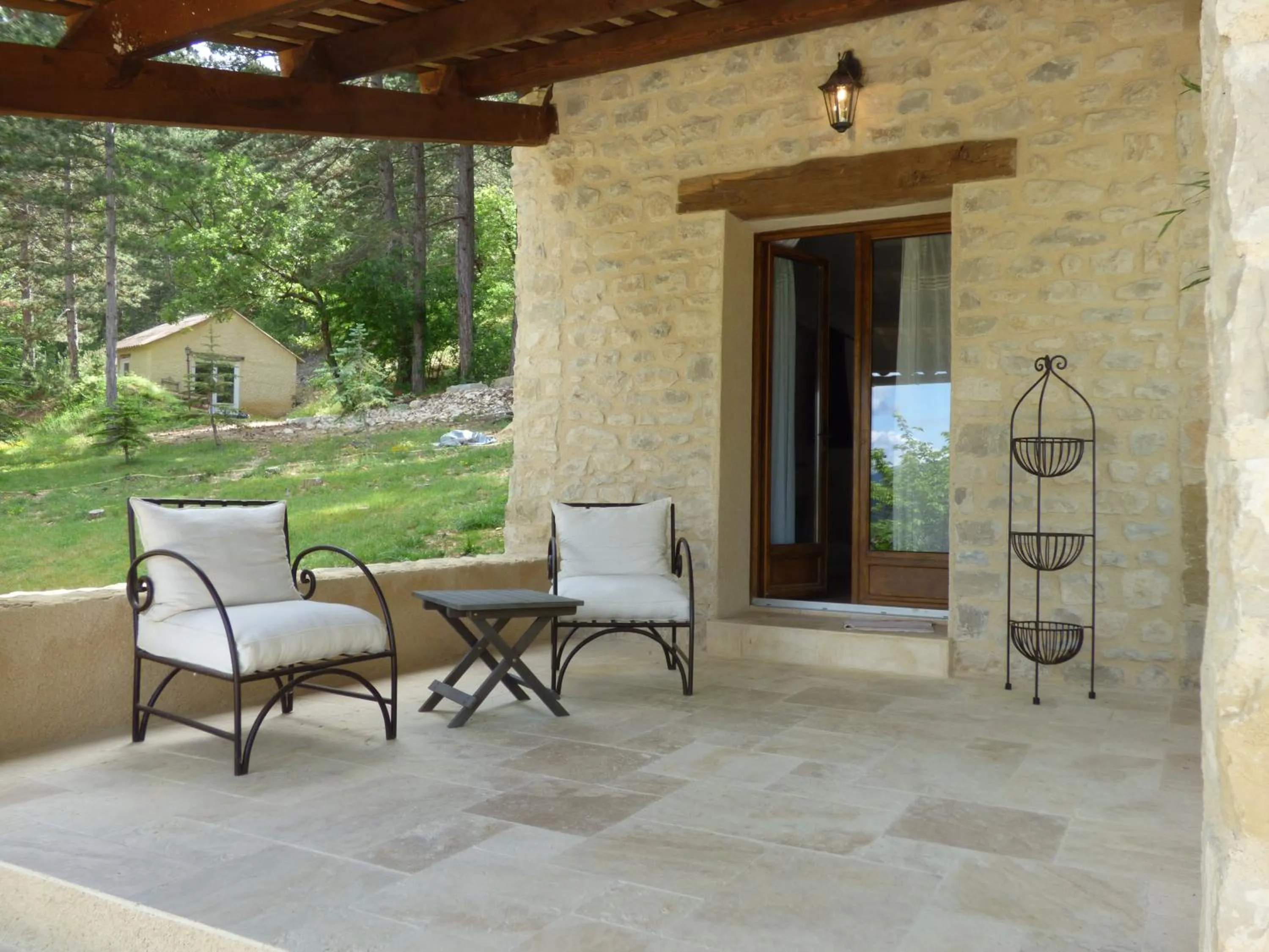 Patio in B&B Le Deffends de Redon