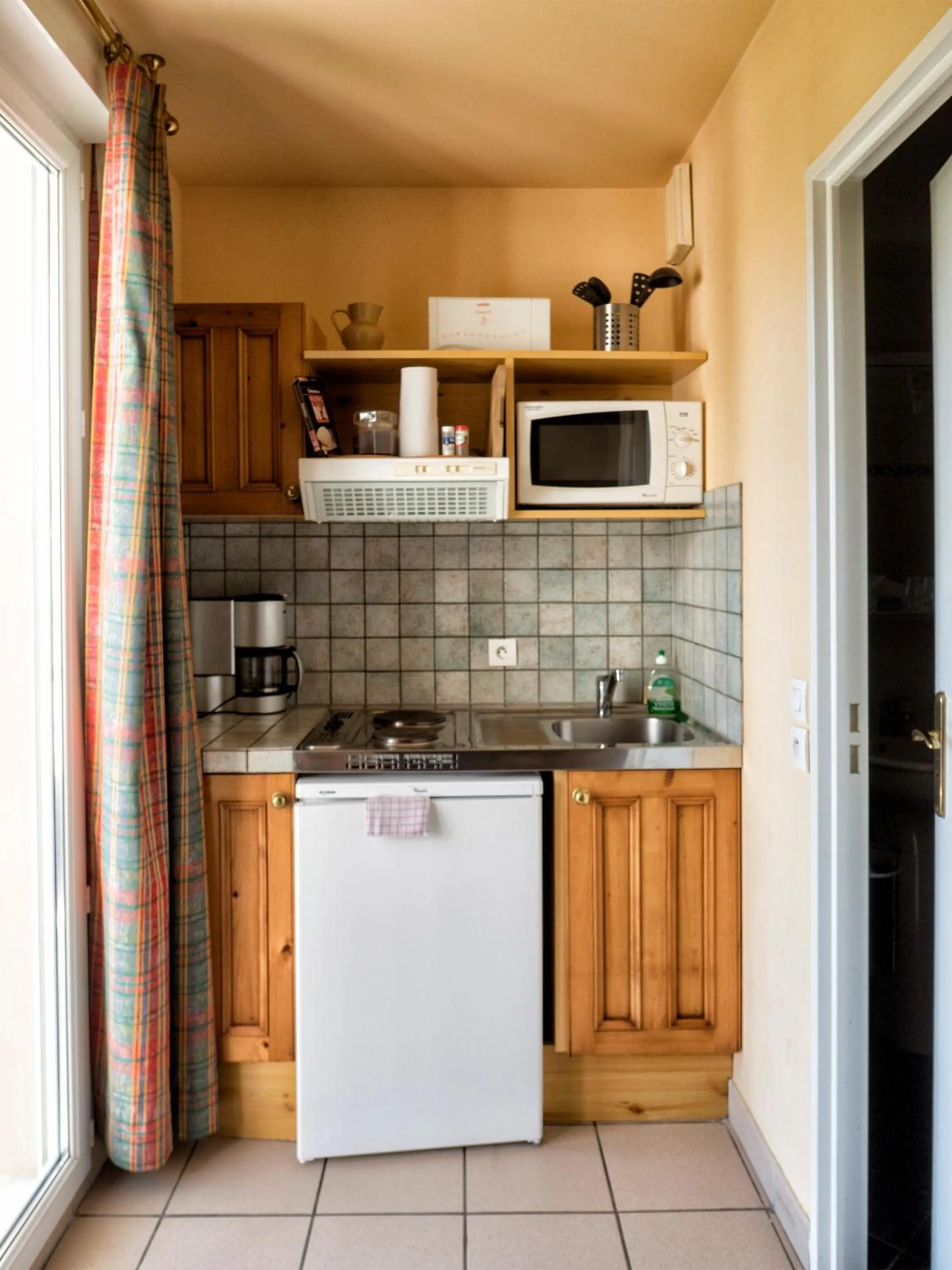 Kitchen or kitchenette in Residence Hotel Les Ducs De Chevreuse avec Hébergement, Repas & PDJ, Séminaire, Bureau & Parking