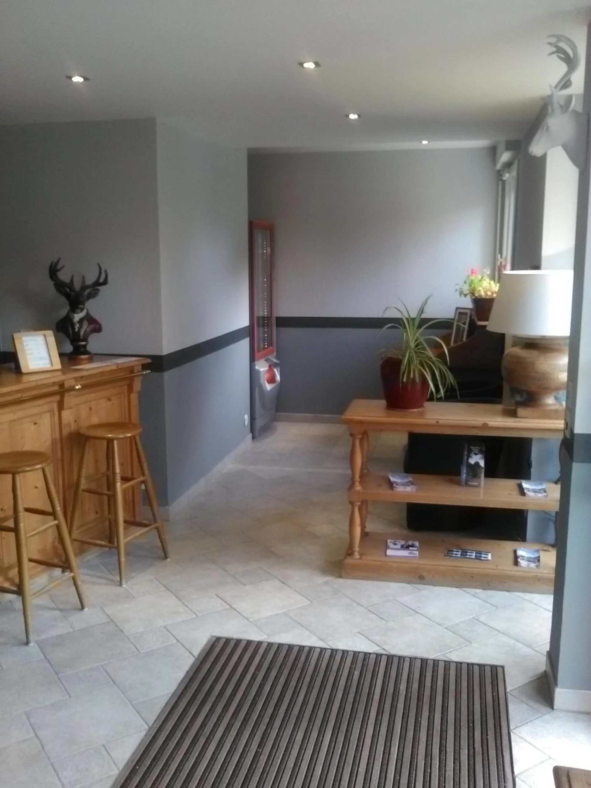 Lobby or reception in Residence Hotel Les Ducs De Chevreuse avec Hébergement, Repas & PDJ, Séminaire, Bureau & Parking