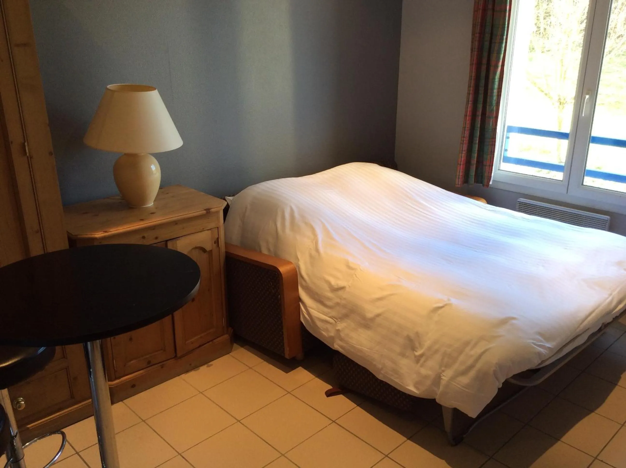 Bedroom, Bed in Residence Hotel Les Ducs De Chevreuse avec Hébergement, Repas & PDJ, Séminaire, Bureau & Parking