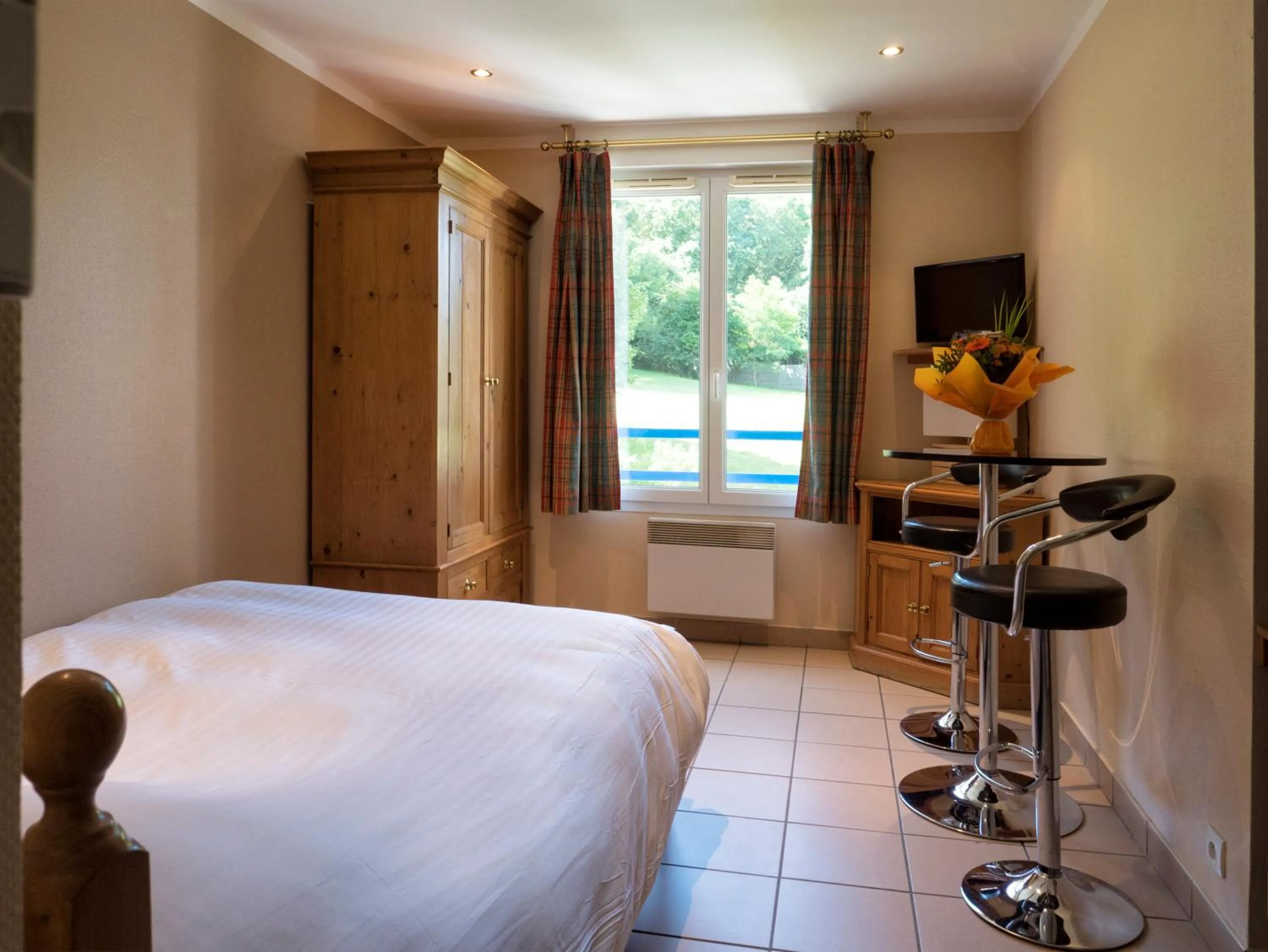 Bed in Residence Hotel Les Ducs De Chevreuse avec Hébergement, Repas & PDJ, Séminaire, Bureau & Parking