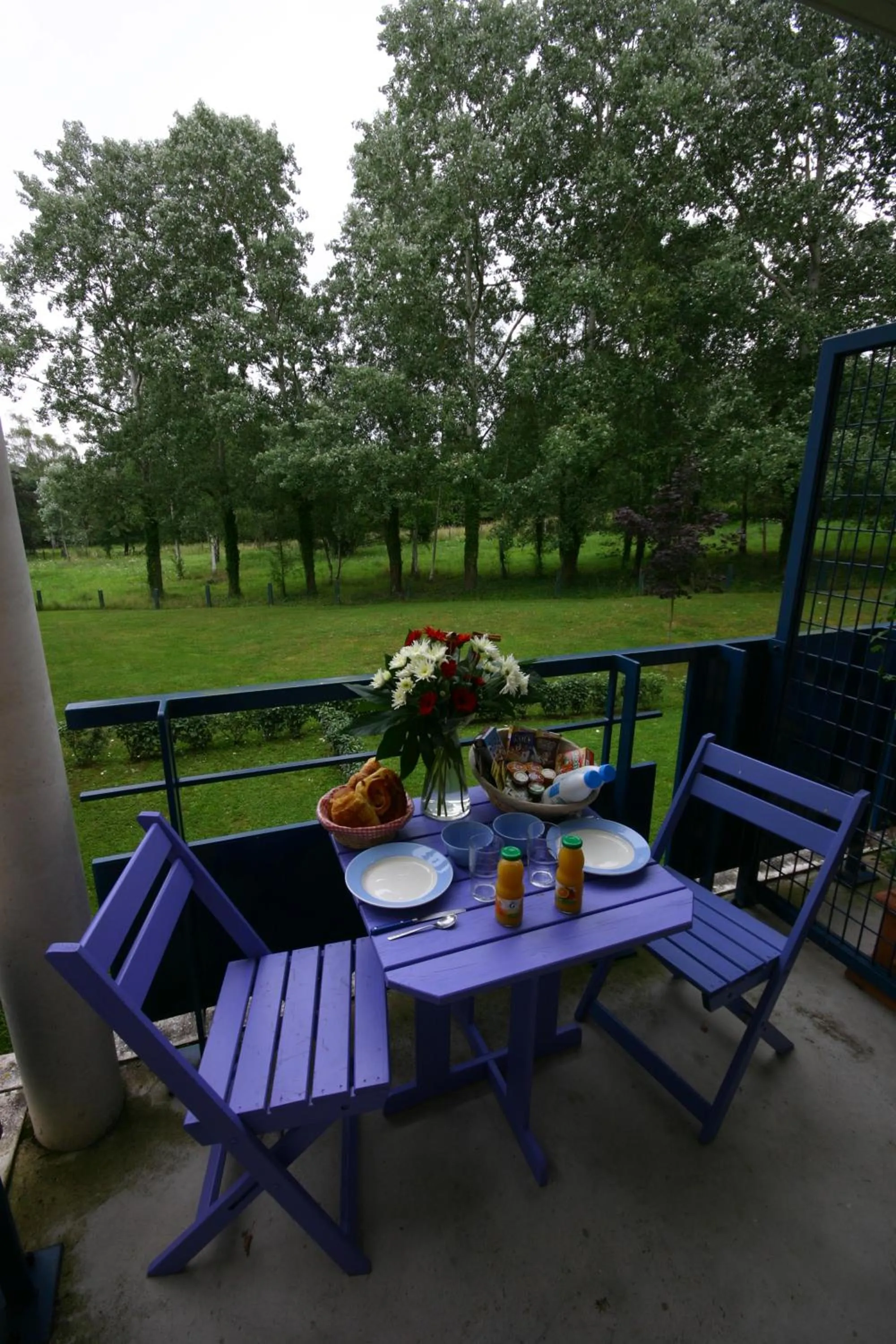 Quiet street view in Residence Hotel Les Ducs De Chevreuse avec Hébergement, Repas & PDJ, Séminaire, Bureau & Parking