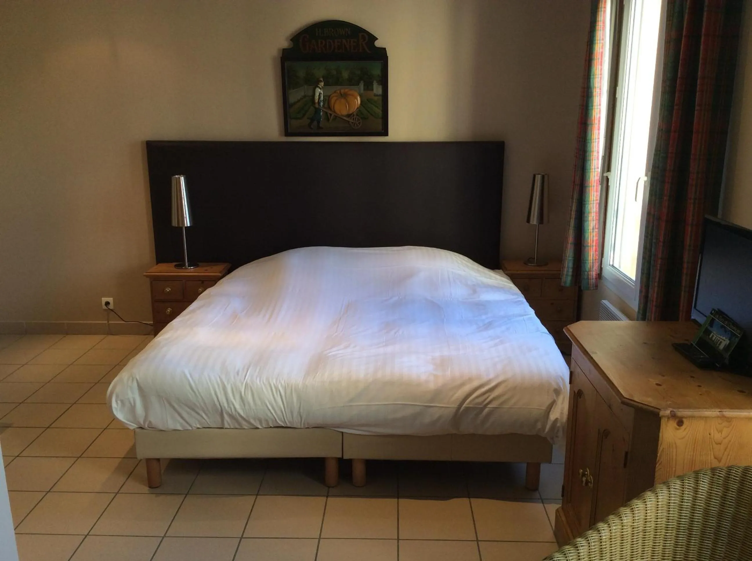 Bed in Residence Hotel Les Ducs De Chevreuse avec Hébergement, Repas & PDJ, Séminaire, Bureau & Parking