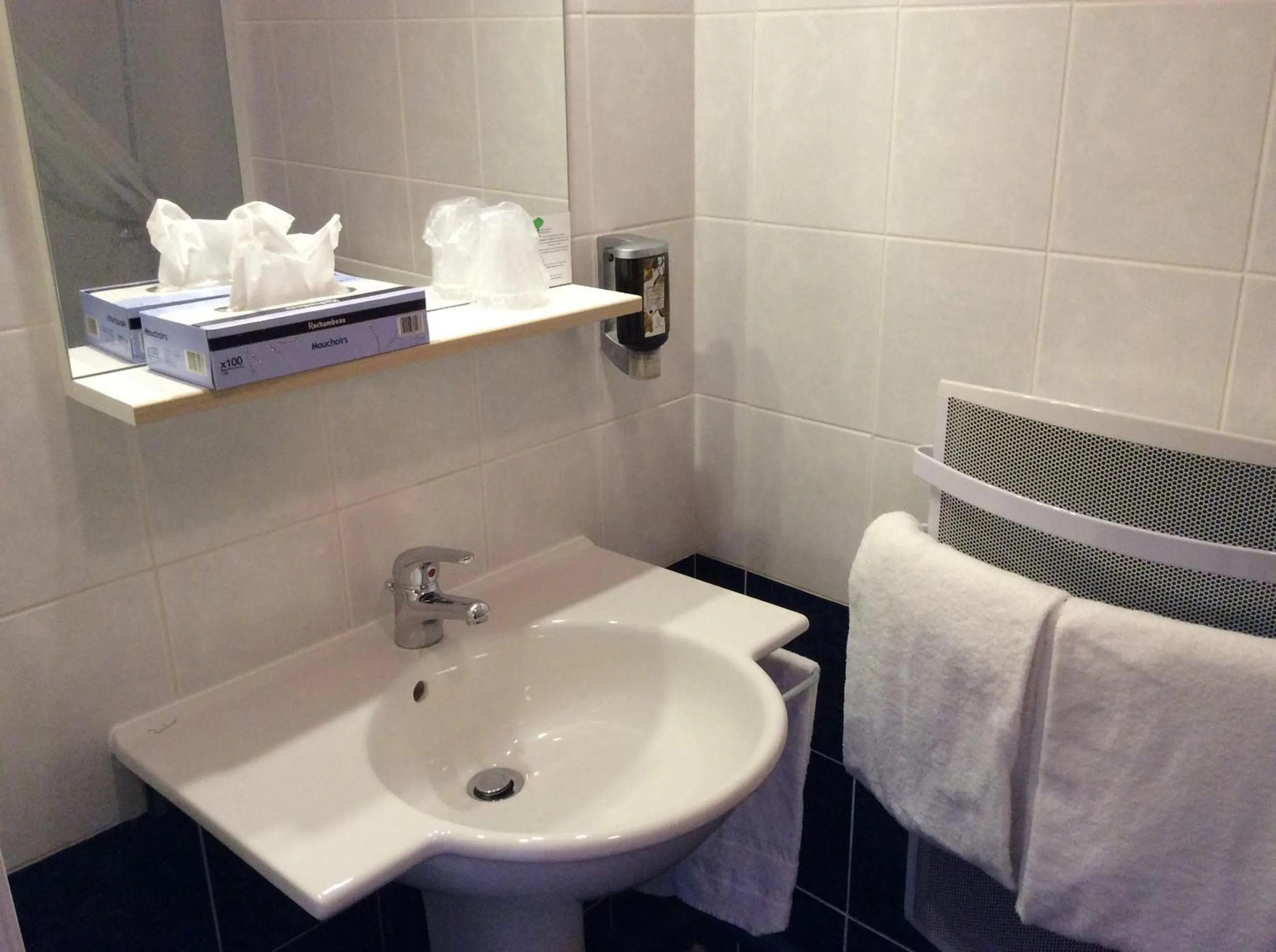 Bathroom in Residence Hotel Les Ducs De Chevreuse avec Hébergement, Repas & PDJ, Séminaire, Bureau & Parking