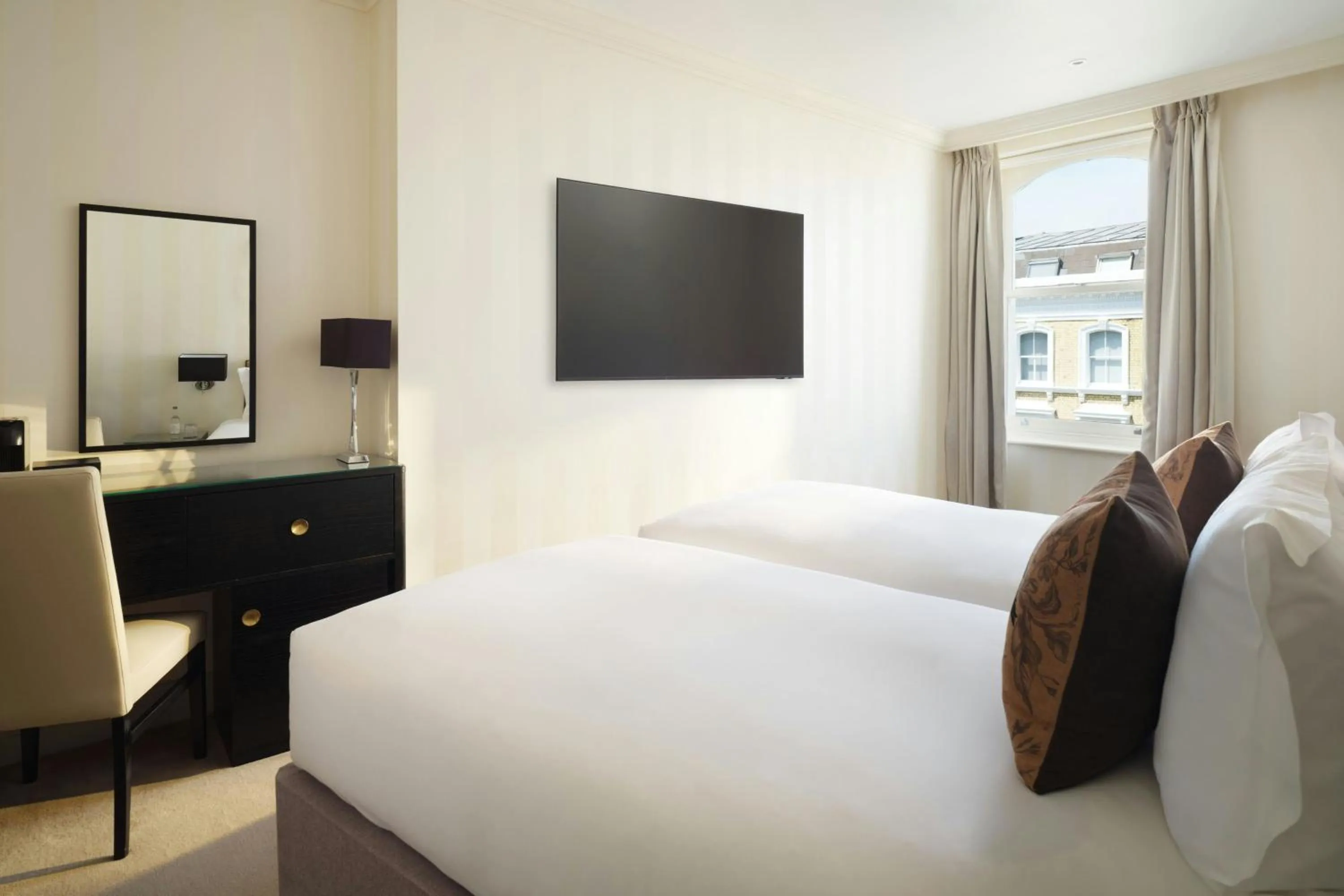 Photo of the whole room, Bed in Hotel Xenia - Autograph Collection