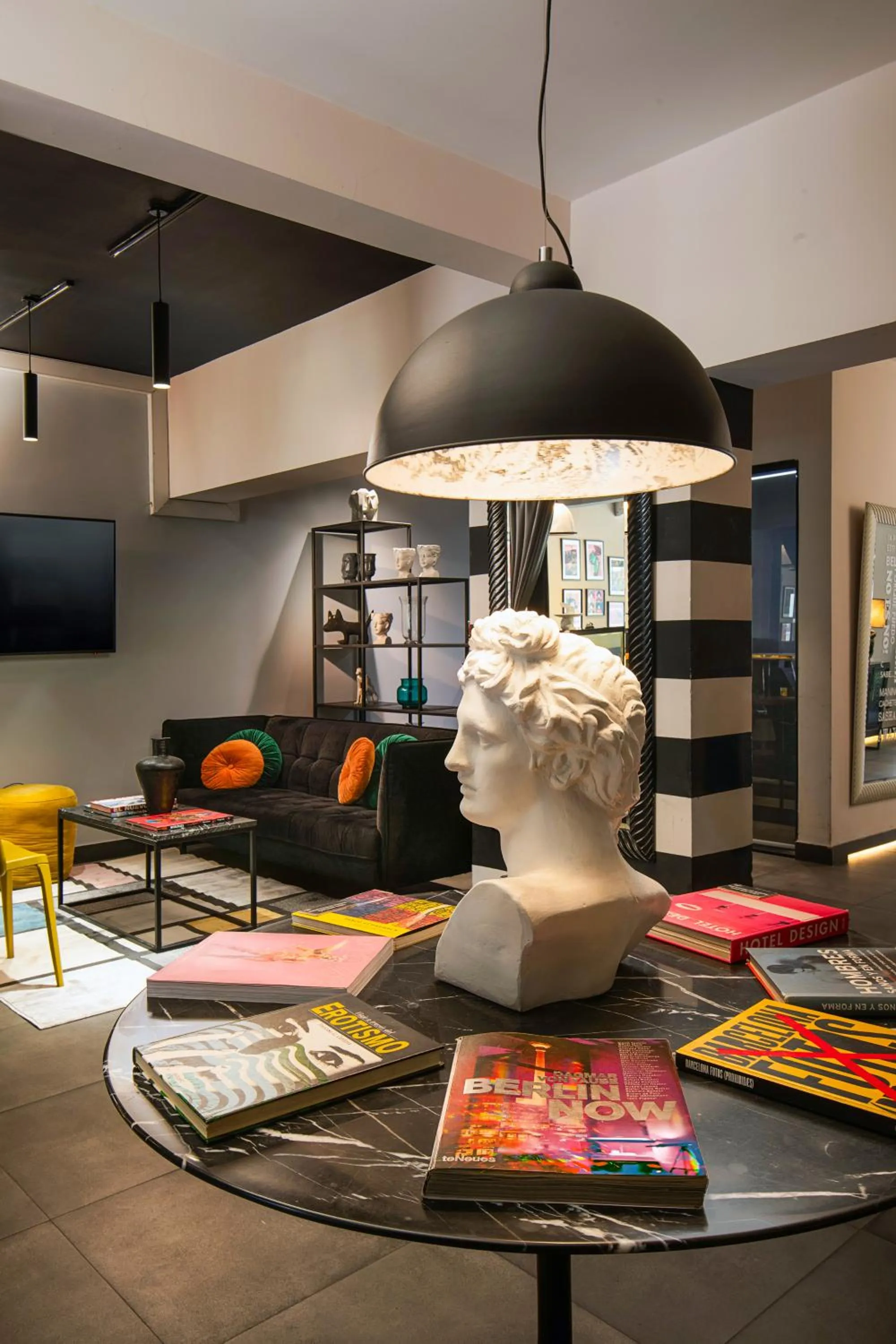 Communal lounge/ TV room in The PopCity Hotel