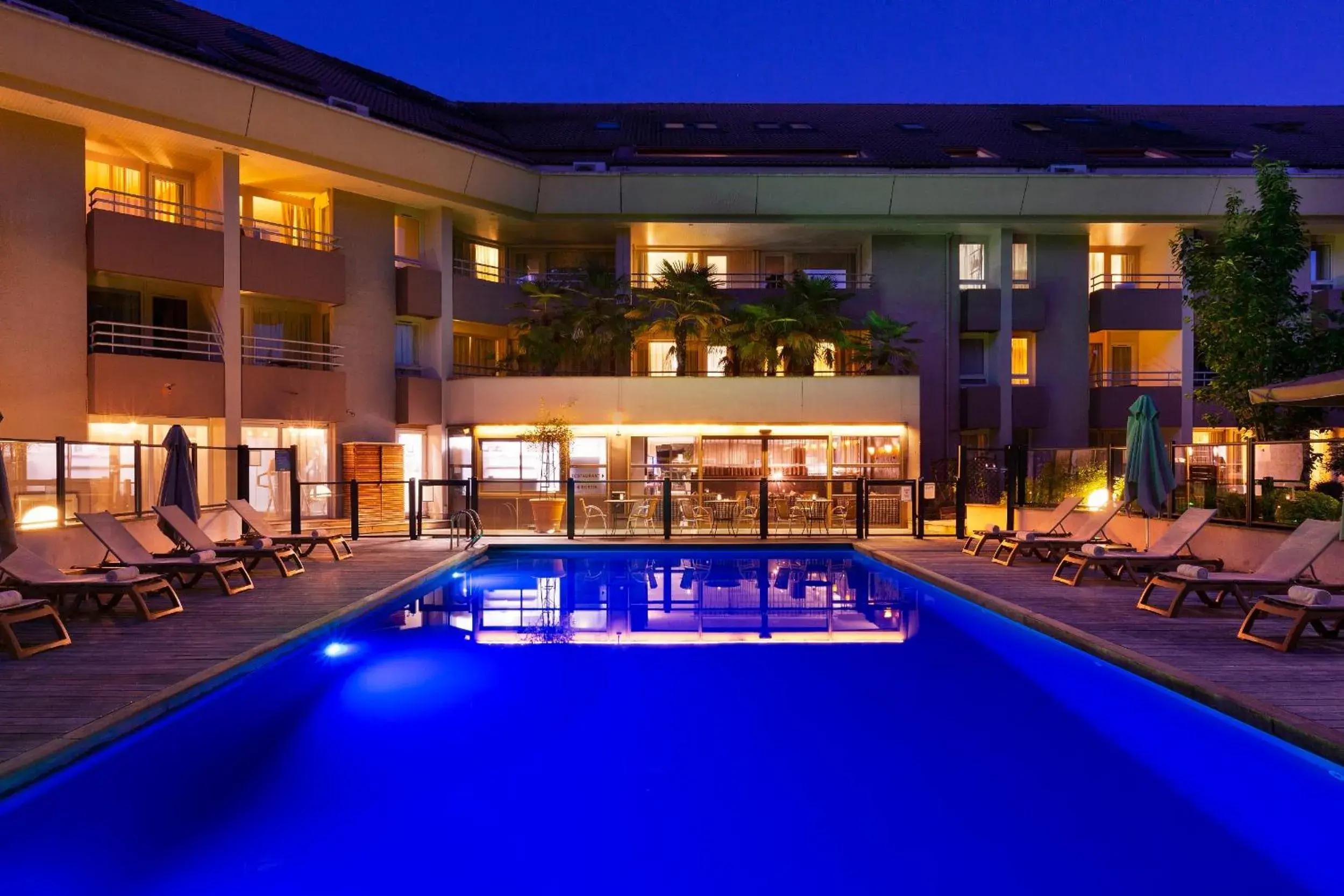 Swimming pool in Résidence la Réserve Genève Ferney Voltaire Swimming pool in Résidence la Réserve Genève Ferney Voltaire